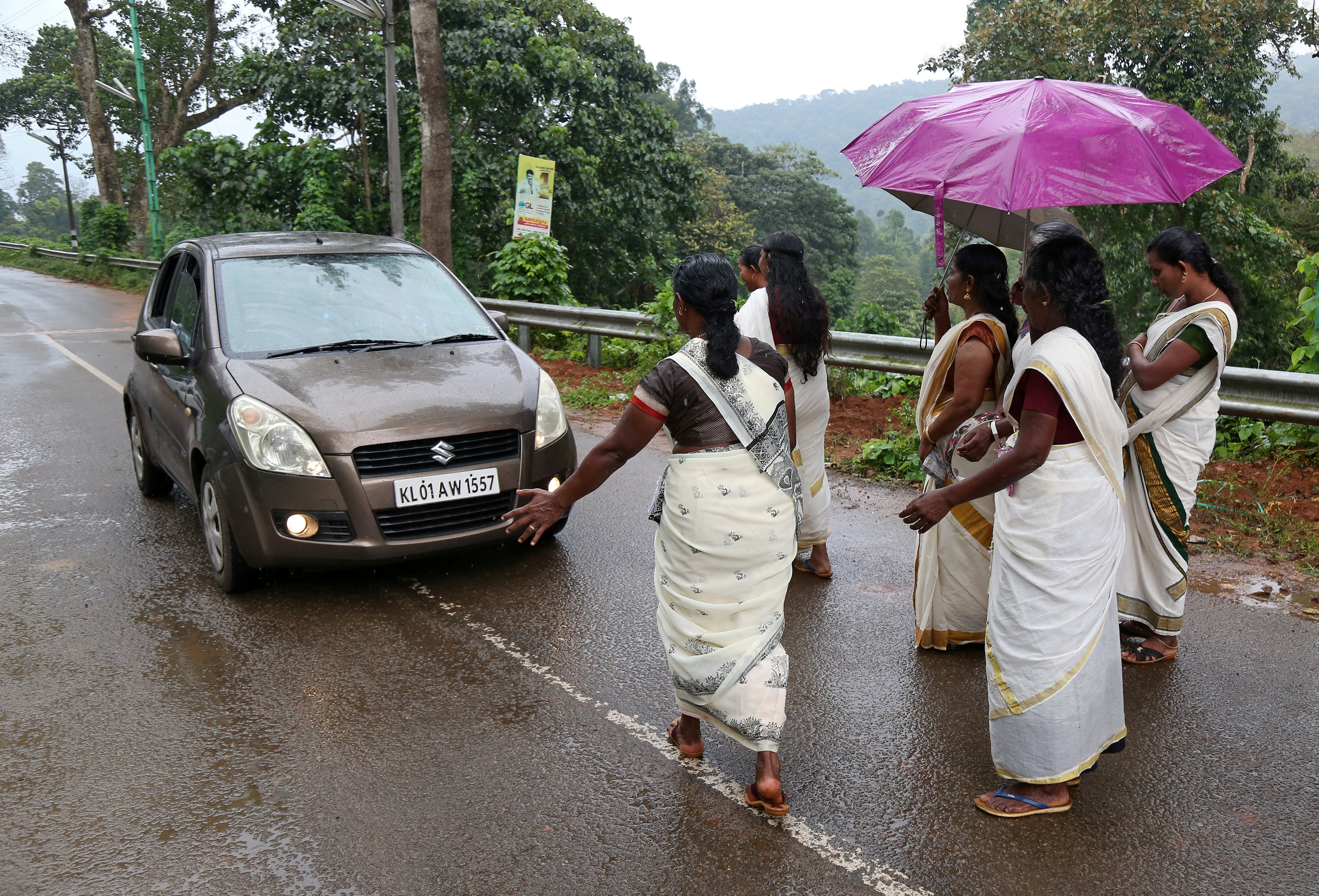 سيدات يفتشن السيارات لمنع النساء من دخول المعبد