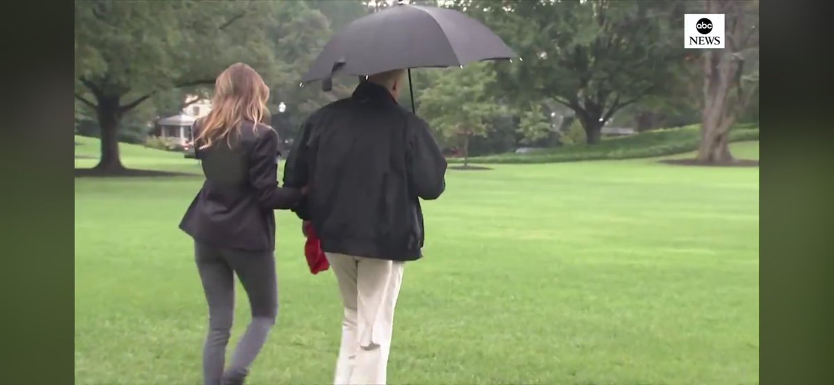 ترامب يحمل المظلة لنفسه فقط
