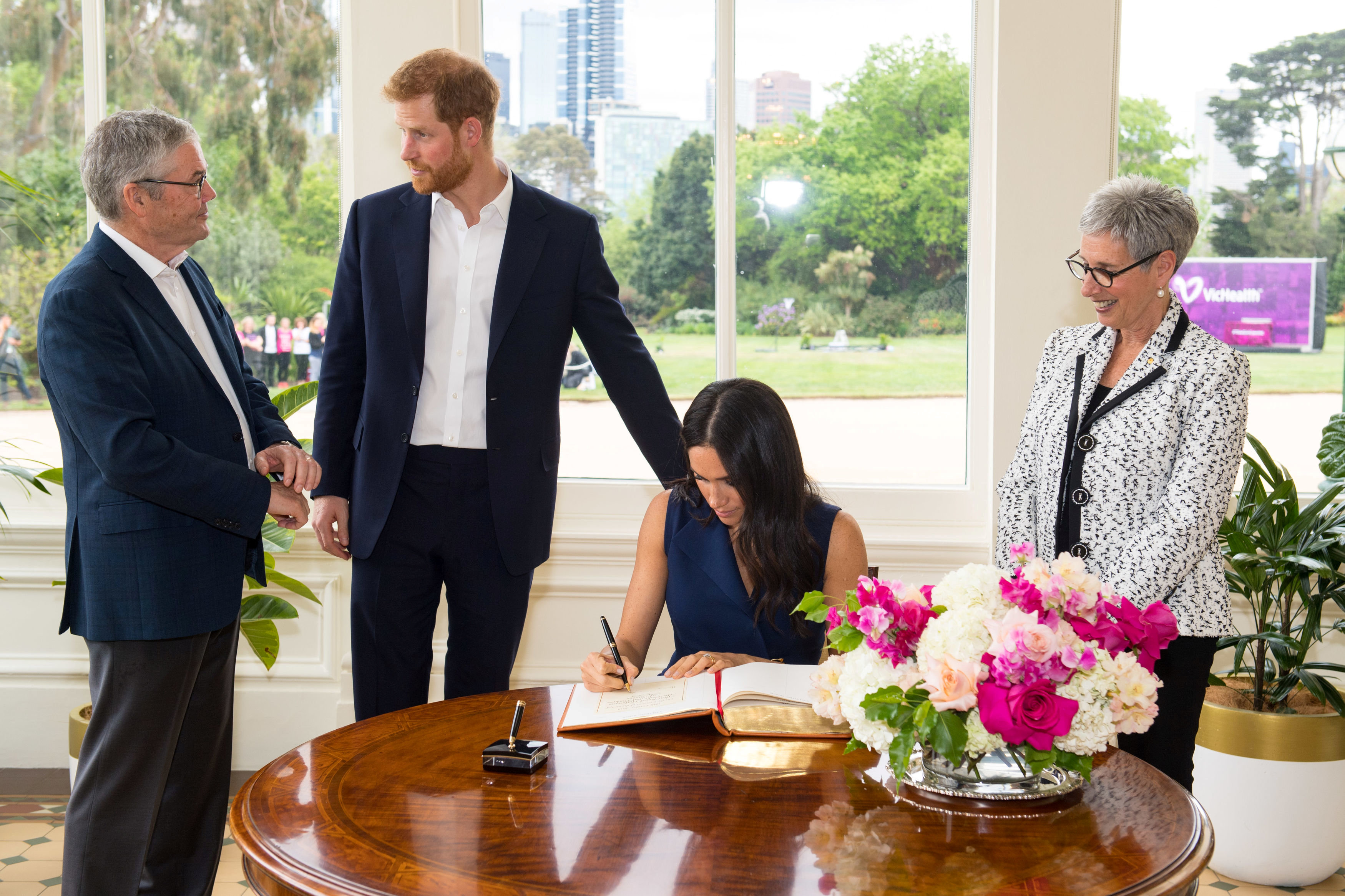 الأمير البريطاني هاري وزوجته يوقعان فى سجل الزوار بمقر الحكومة