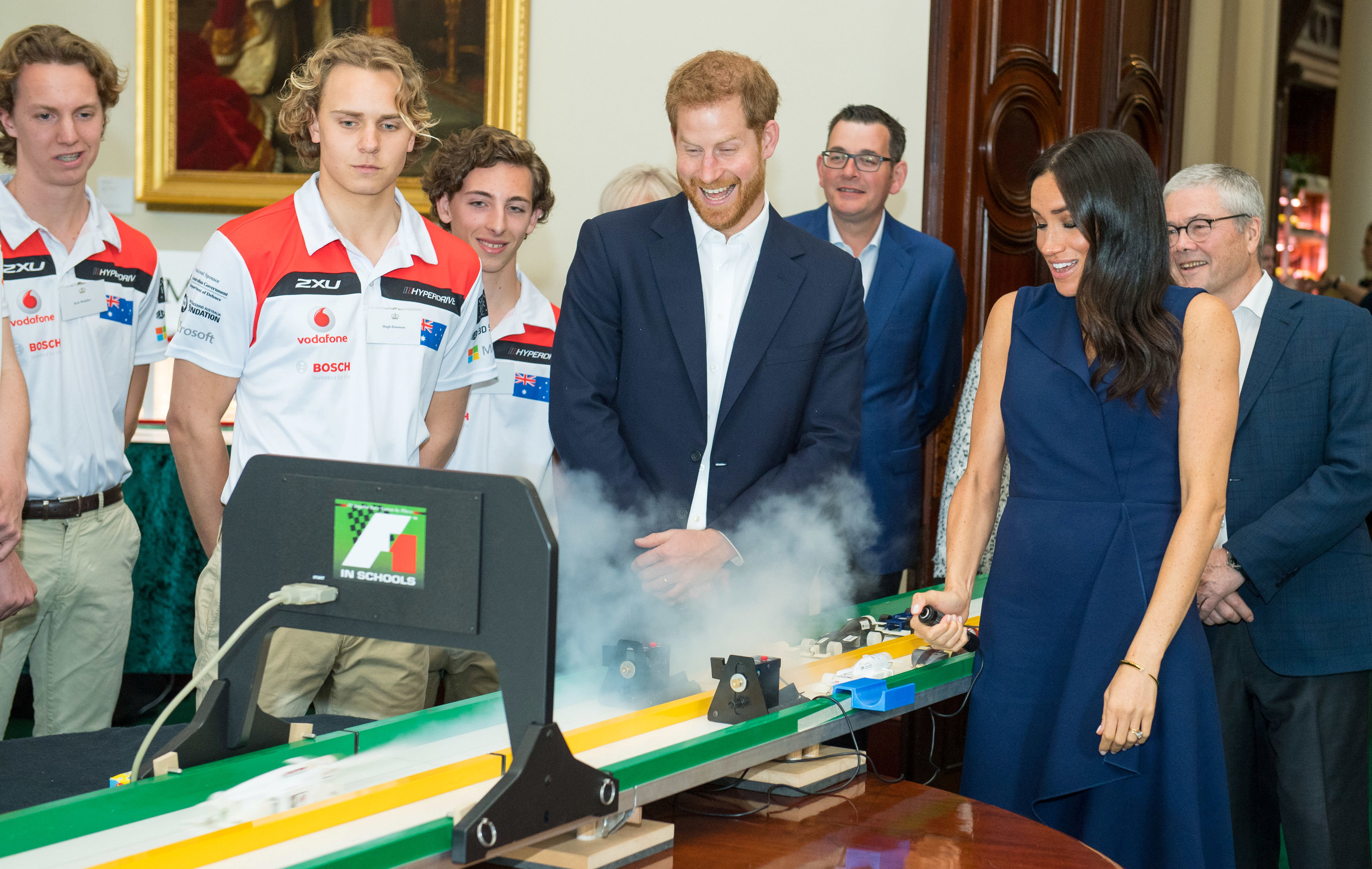 الأمير هارى وزوجته ميجان يشاهدان نموذج لسيارات الفورمولا 1