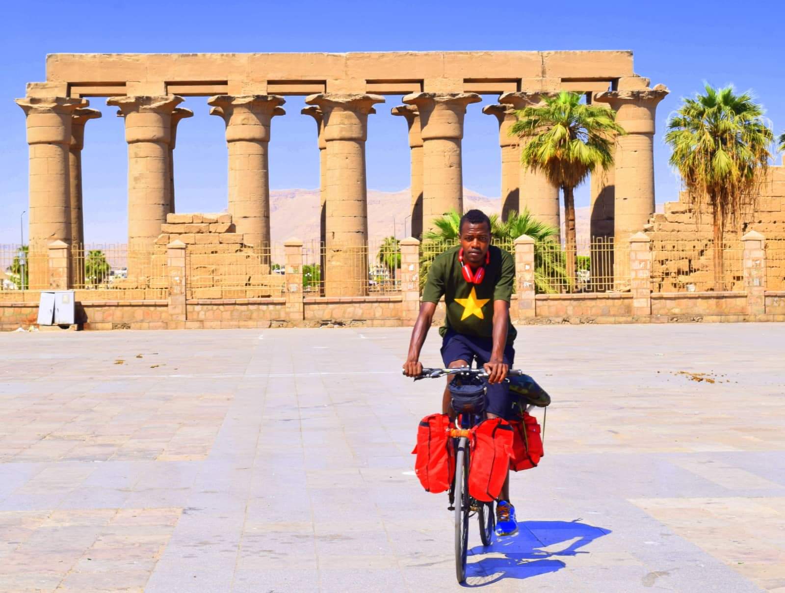 سيسيه النوبي شاب رحالة يروج للسياحة من القاهرة لأسوان بدراجته البخارية (6)