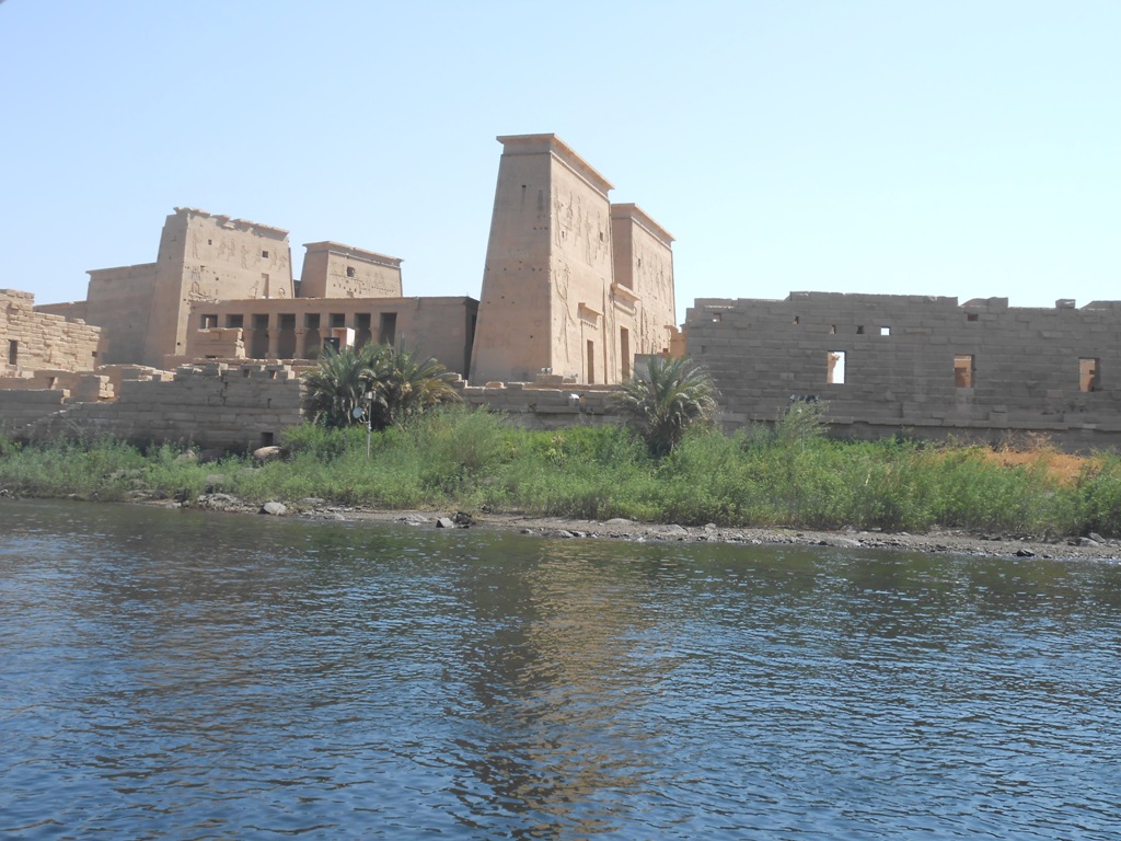 معبد فيله وسط النيل