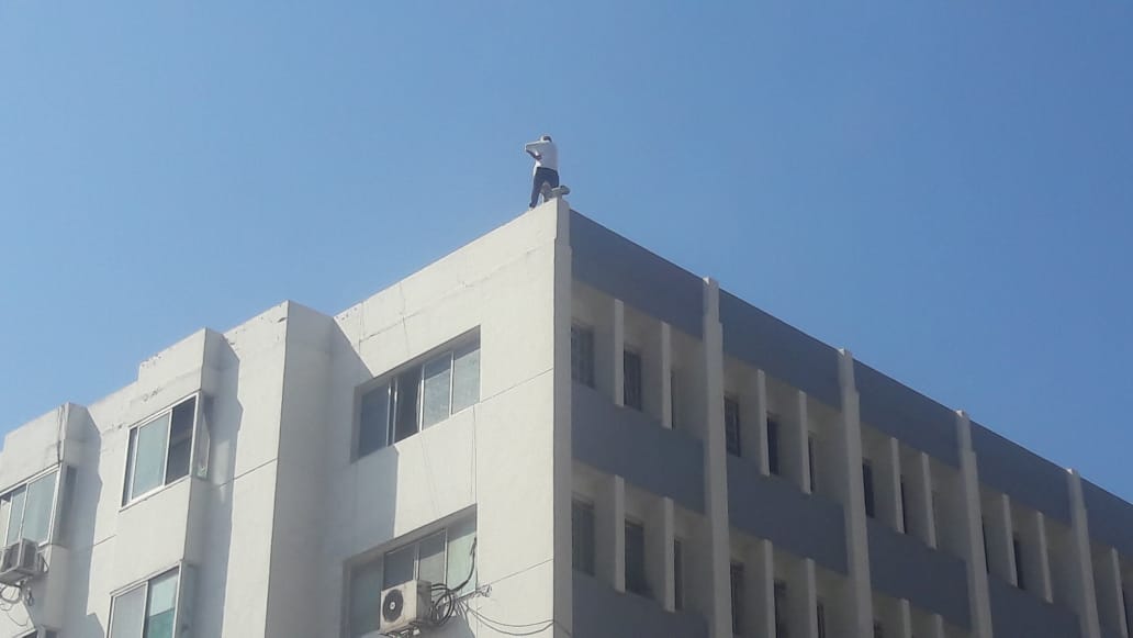 مستخلص جمركى يهدد بالانتحار من أعلى مبنى الإدارة المركزية للجمارك ببورسعيد  (3)