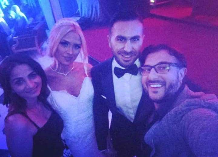 كريم أبو زيد مع العروسين