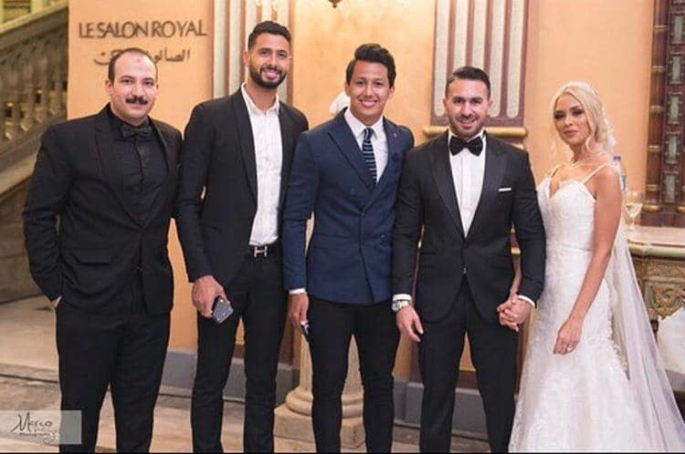 عمرو جمال واحمد عادلعبد المنعم مع العروسين