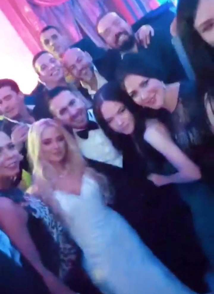 العروسان مع أصدقائهما