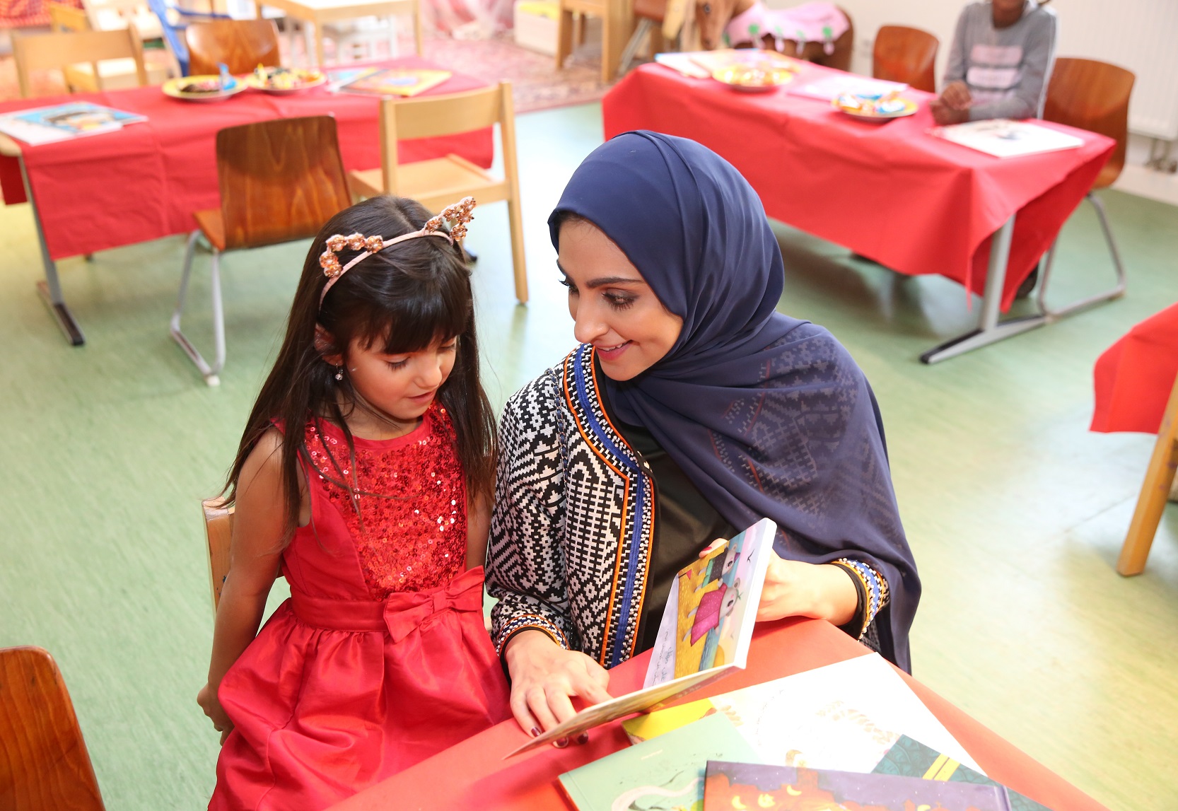 خلال توزيع الكتب للاجئين العرب في برلين (3)