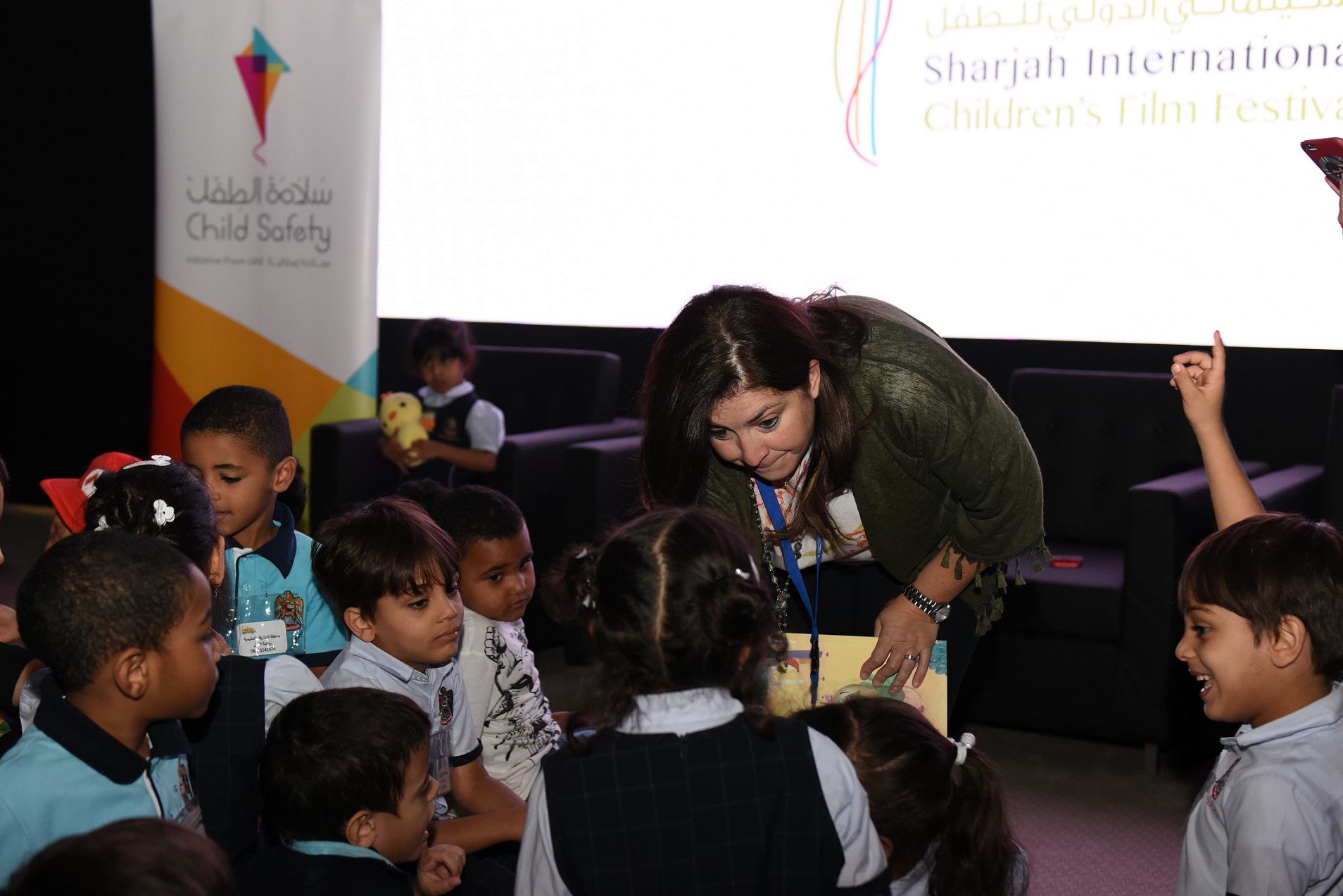 الأطفال خلال قرائة قصة البطة طمطم مع الكاتبة سحر نجا