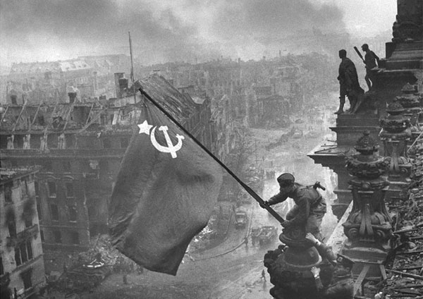 علم روسيا الشيوعية على مبنى القيادة الألمانية إيذانا بسقوط ألمانيا