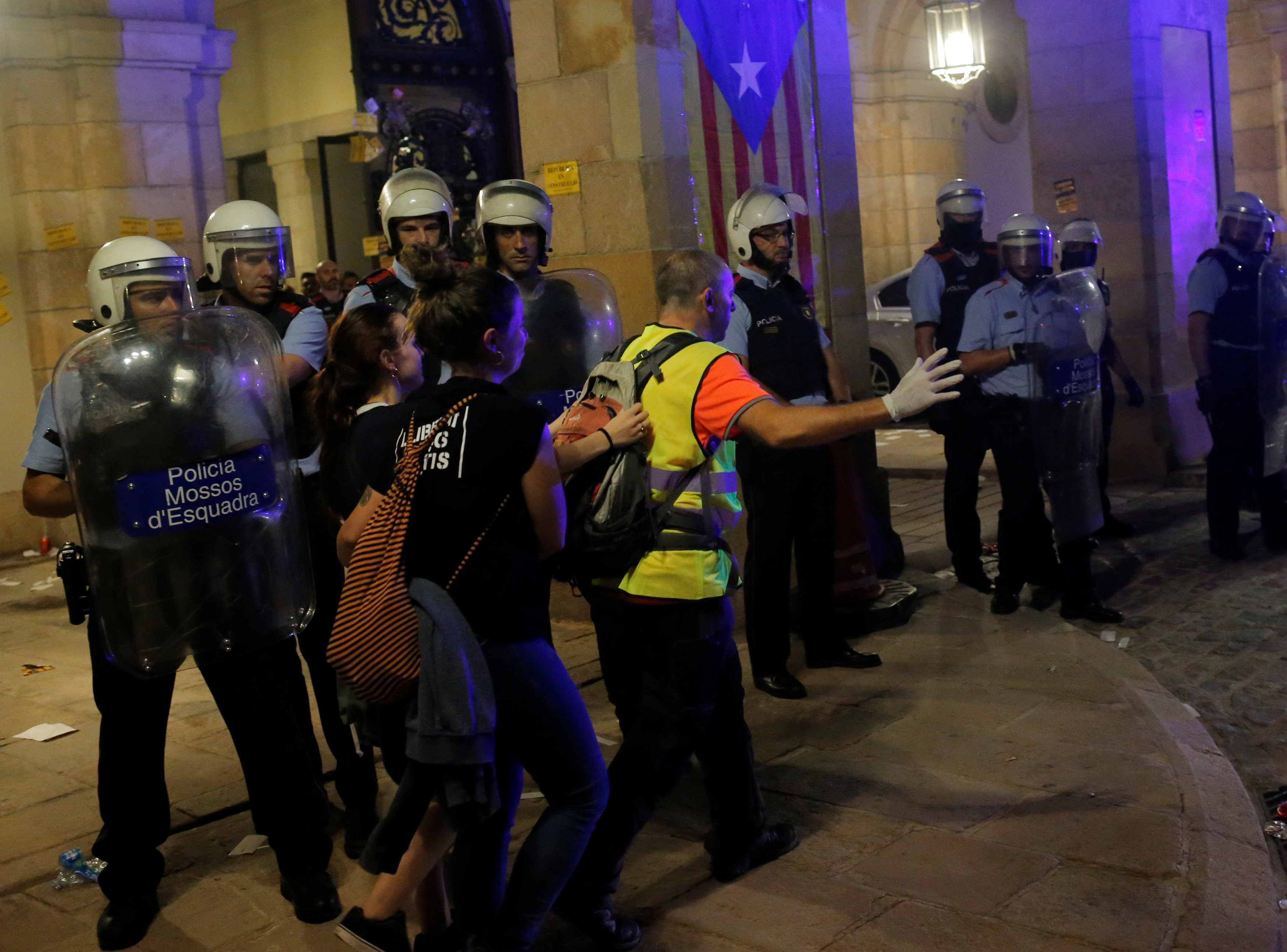 جانب من الاشتباكات بين الشرطة الإسبانية وكتالونيين 