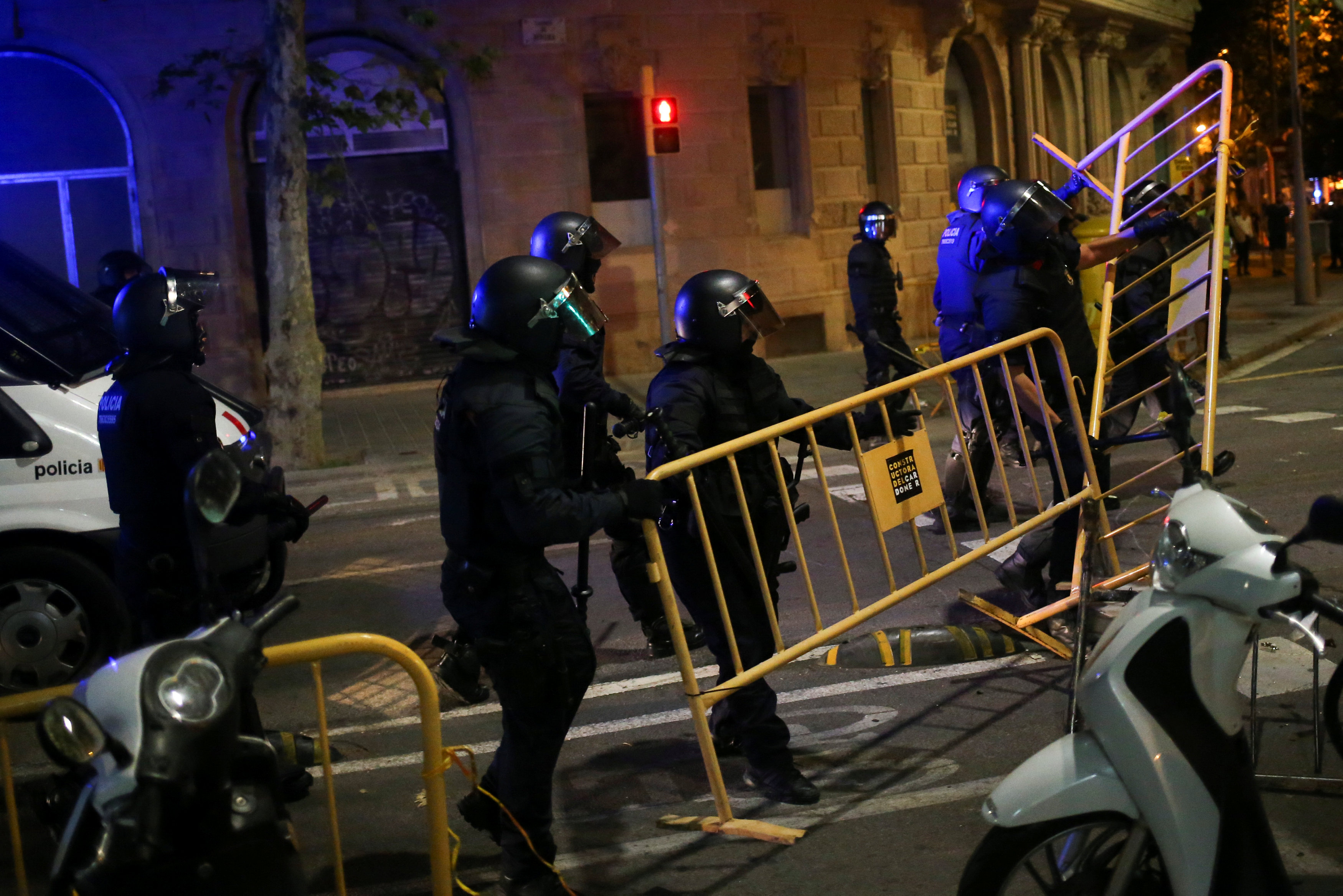 اشتباكات بين الشرطة الإسبانية وكتالونيين 