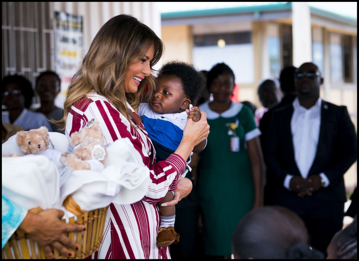 ميلانيا ترامب تحمل طفل صغير فى غانا