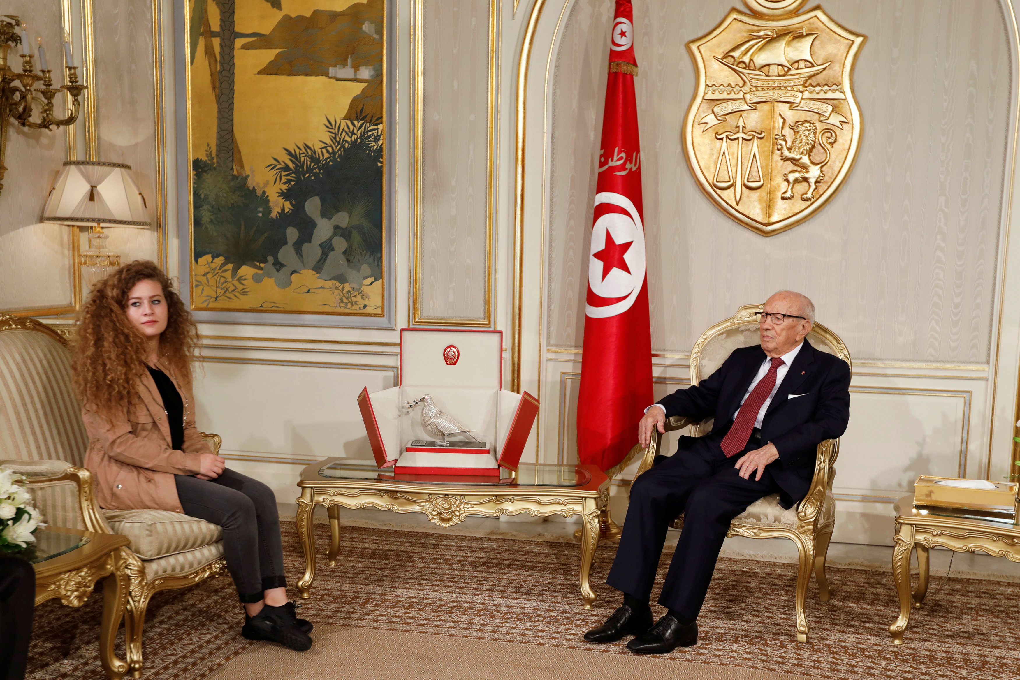 جانب من لقاء السبسى بعهد التميمى بتونس