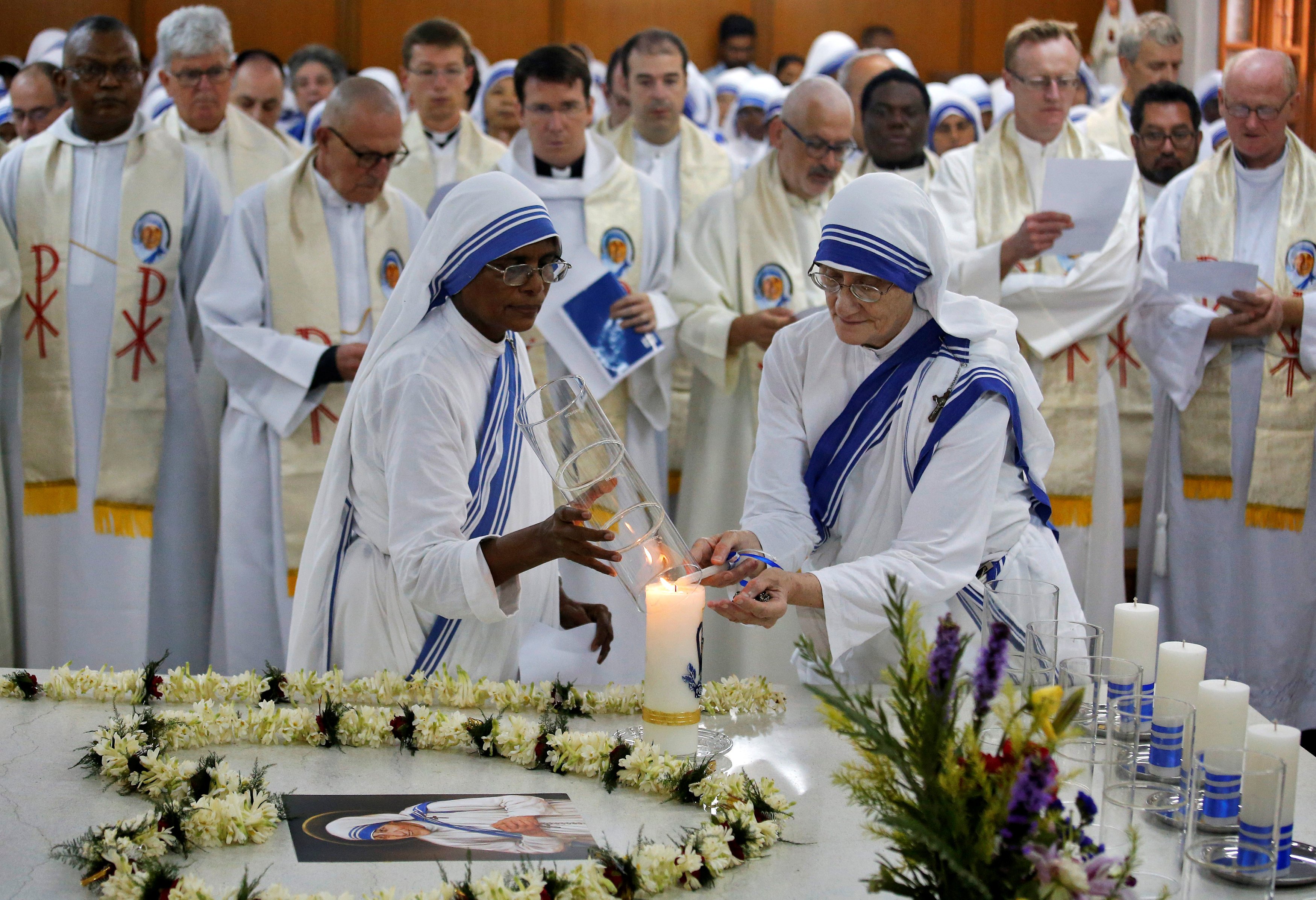 راهبات كاثوليكيات يشاركن فى المراسم الاحتفالية بميلاد غاندى