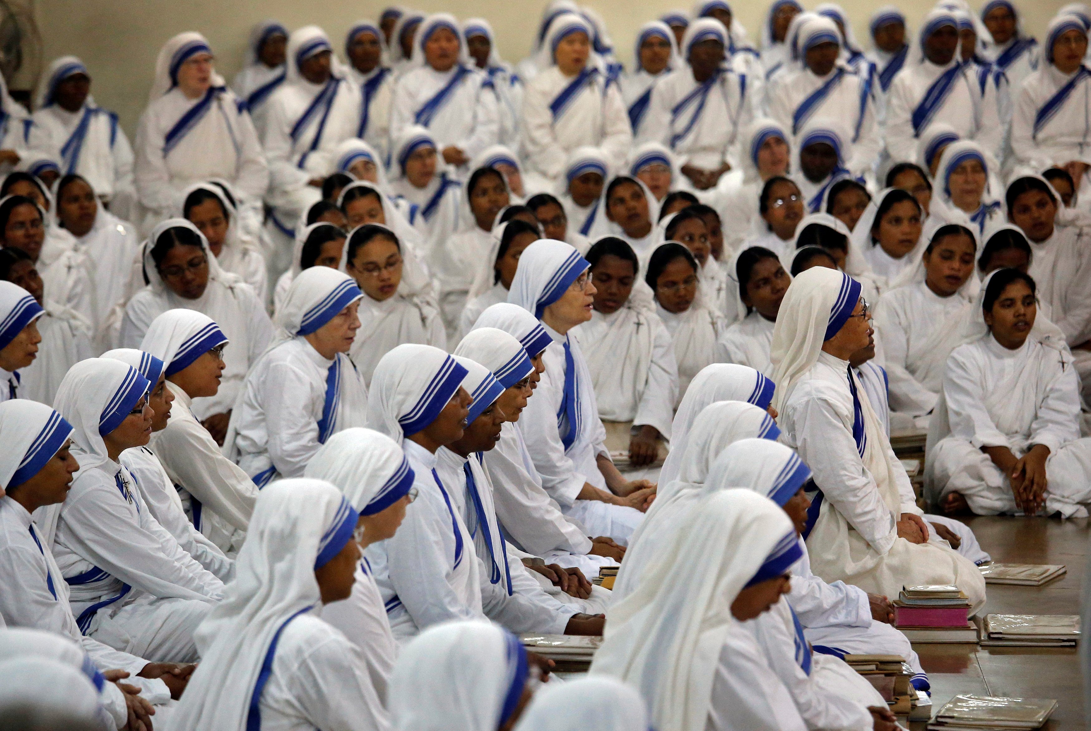 راهبات كاثوليكيات يشاركن فى مراسم صلاة كل الأديان احتفاء بذكرى غاندى