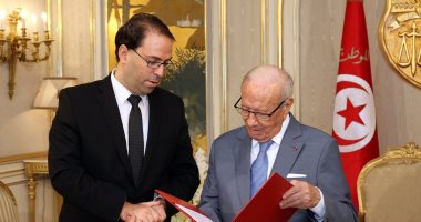 الرئيس التونسى الباجى قايد السبسى ورئيس وزراءه يوسف الشاهد
