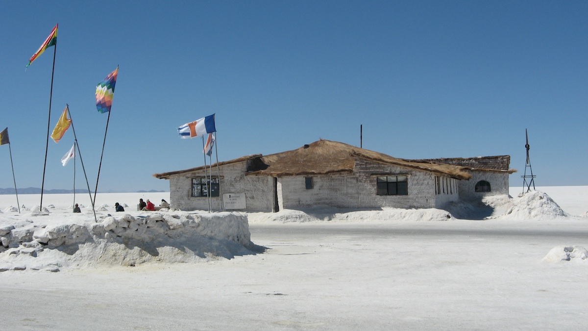 بيوت من الملح عند البحيرة