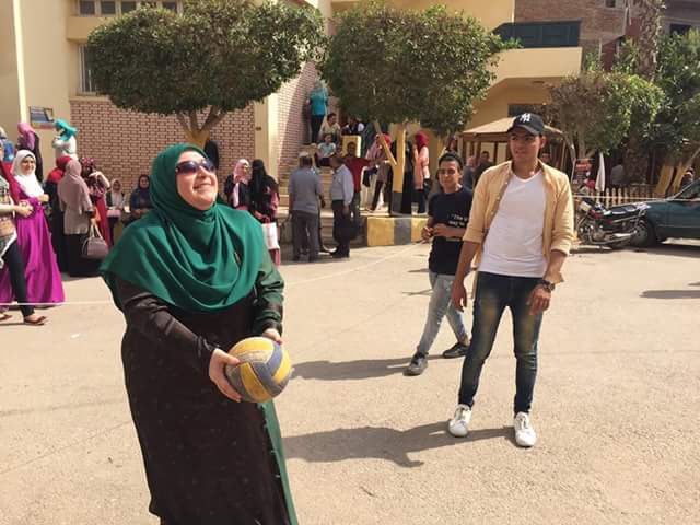 عميد كلية التربية النوعية يلعب الكرة الطائرة مع الطلاب (4)