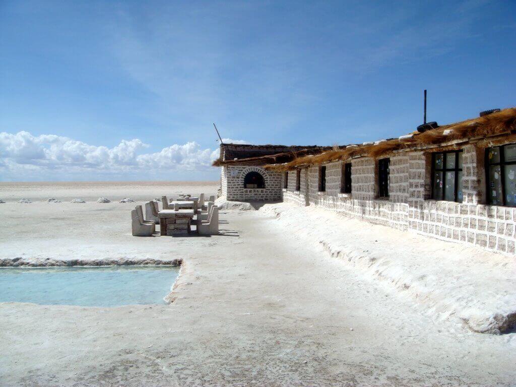 أحد فنادق الواقعة على البحيرة مصنوع كليا من الملح