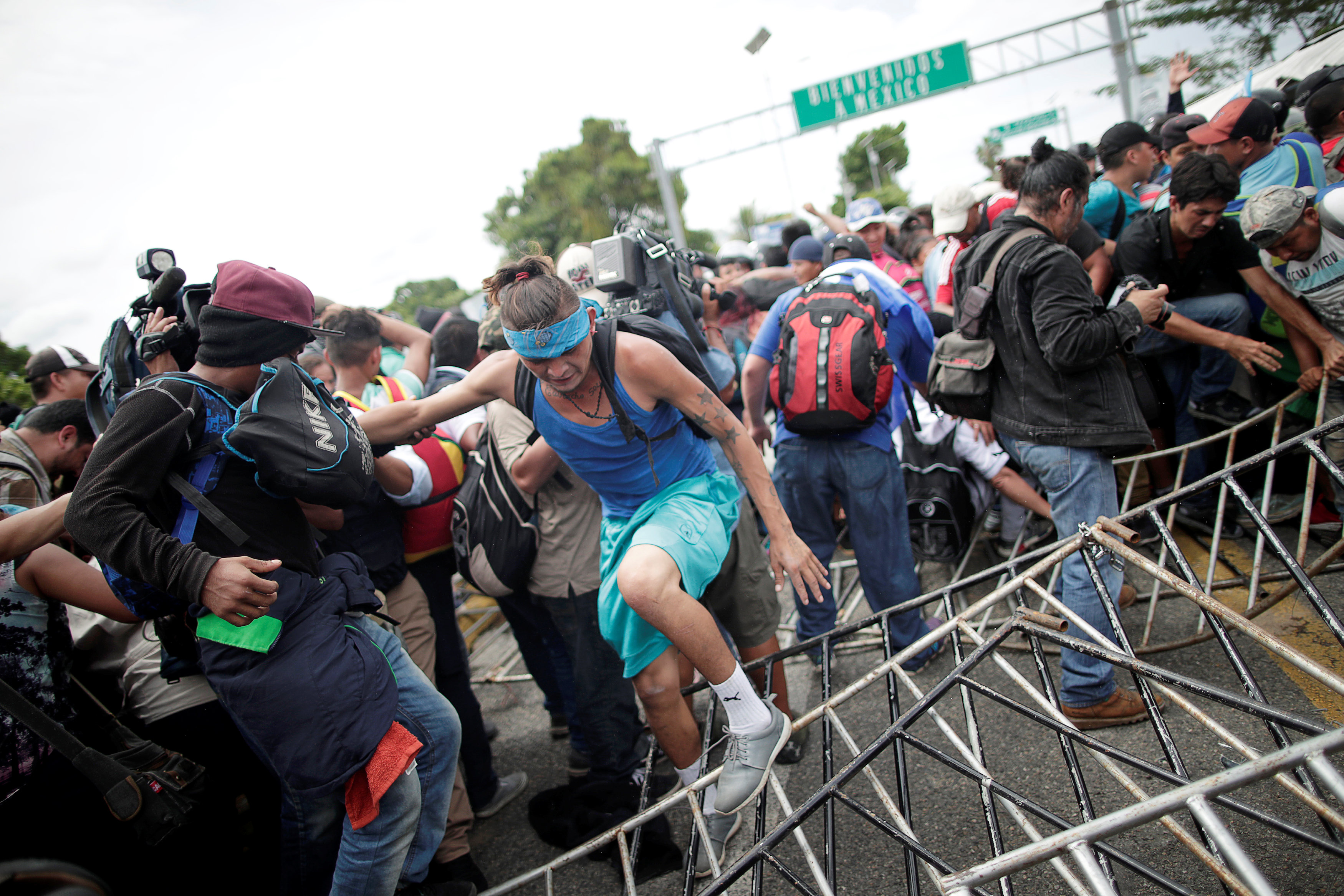 سكان هندوراس يهربون إلى جواتيمالا