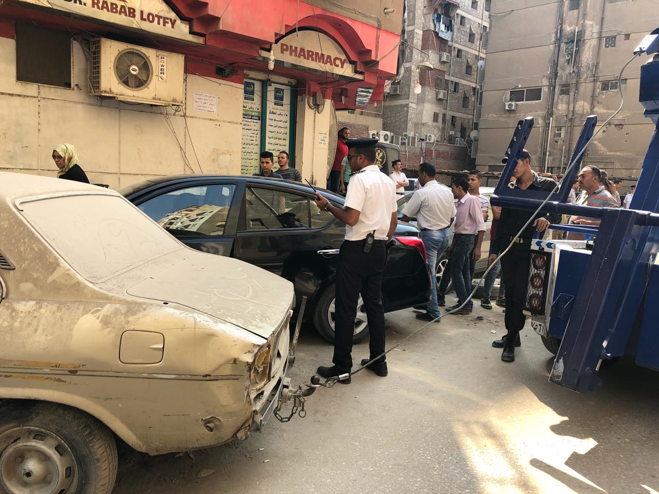 جانب من رفع السيارات المتروكة