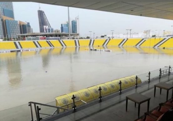 غرق ملعب فى قطر