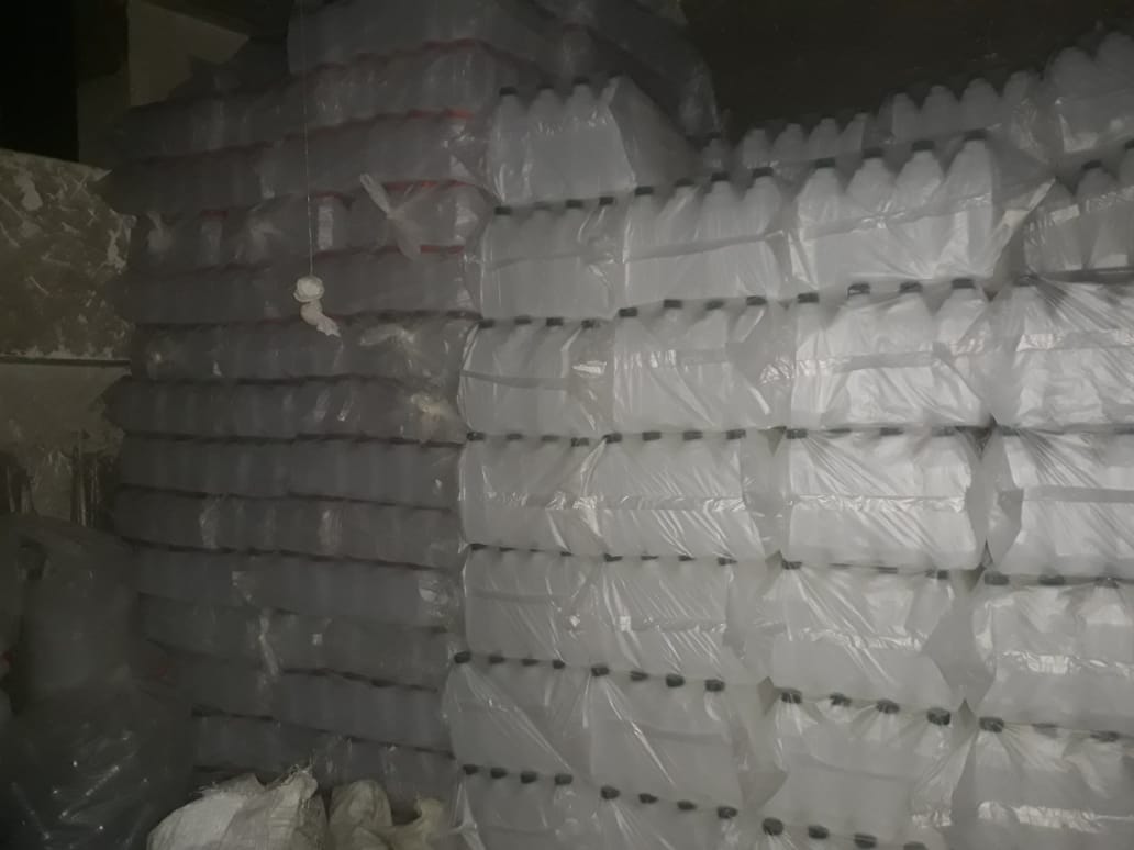 ضبط مصنع مستلزمات طبية مجهولة