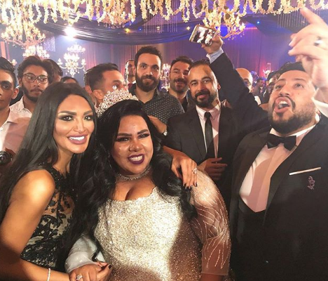 سالى عبد السىم مع العروسين