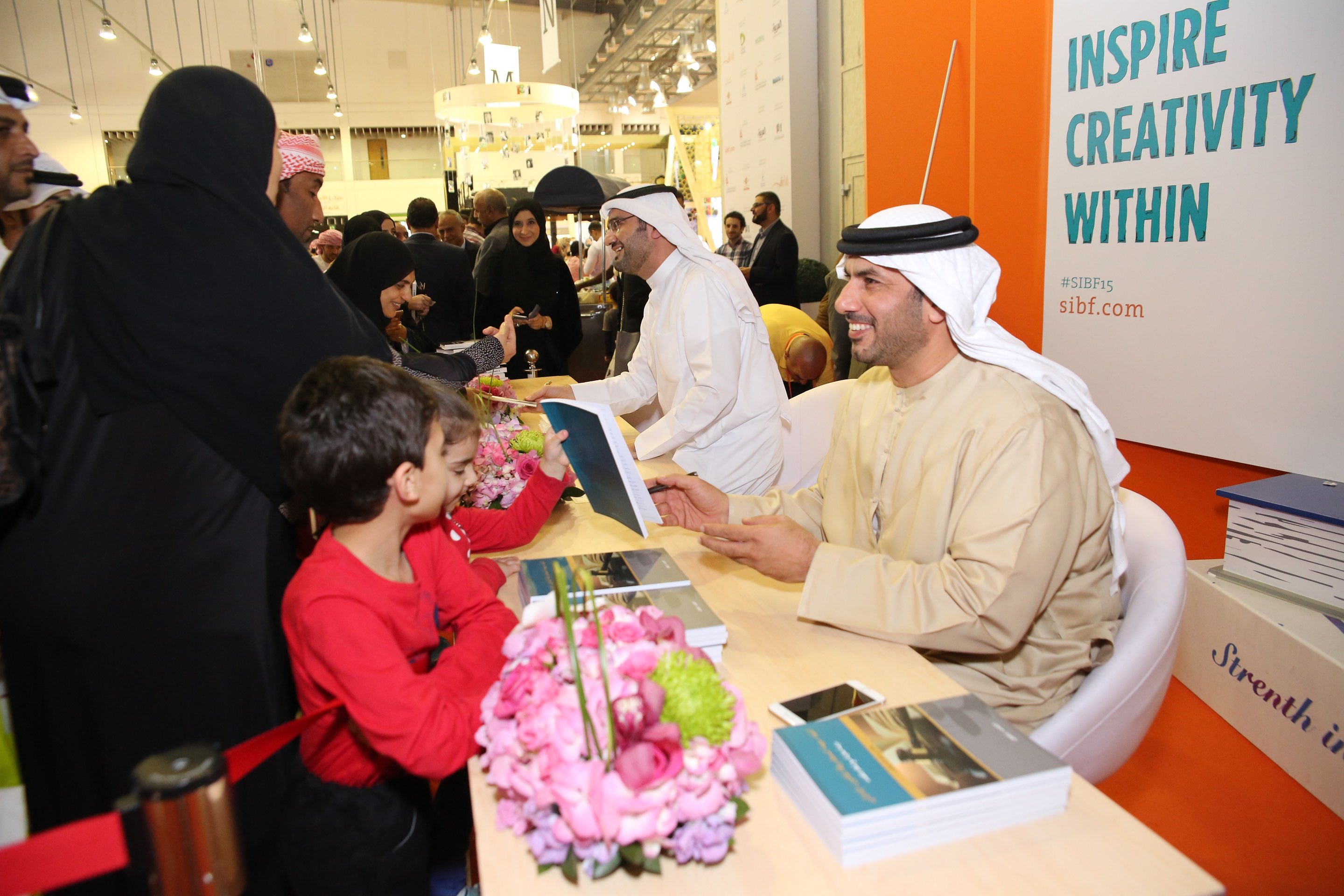 ركن التوقيع خلال معرض الشارقة الدولي للكتاب  (2)