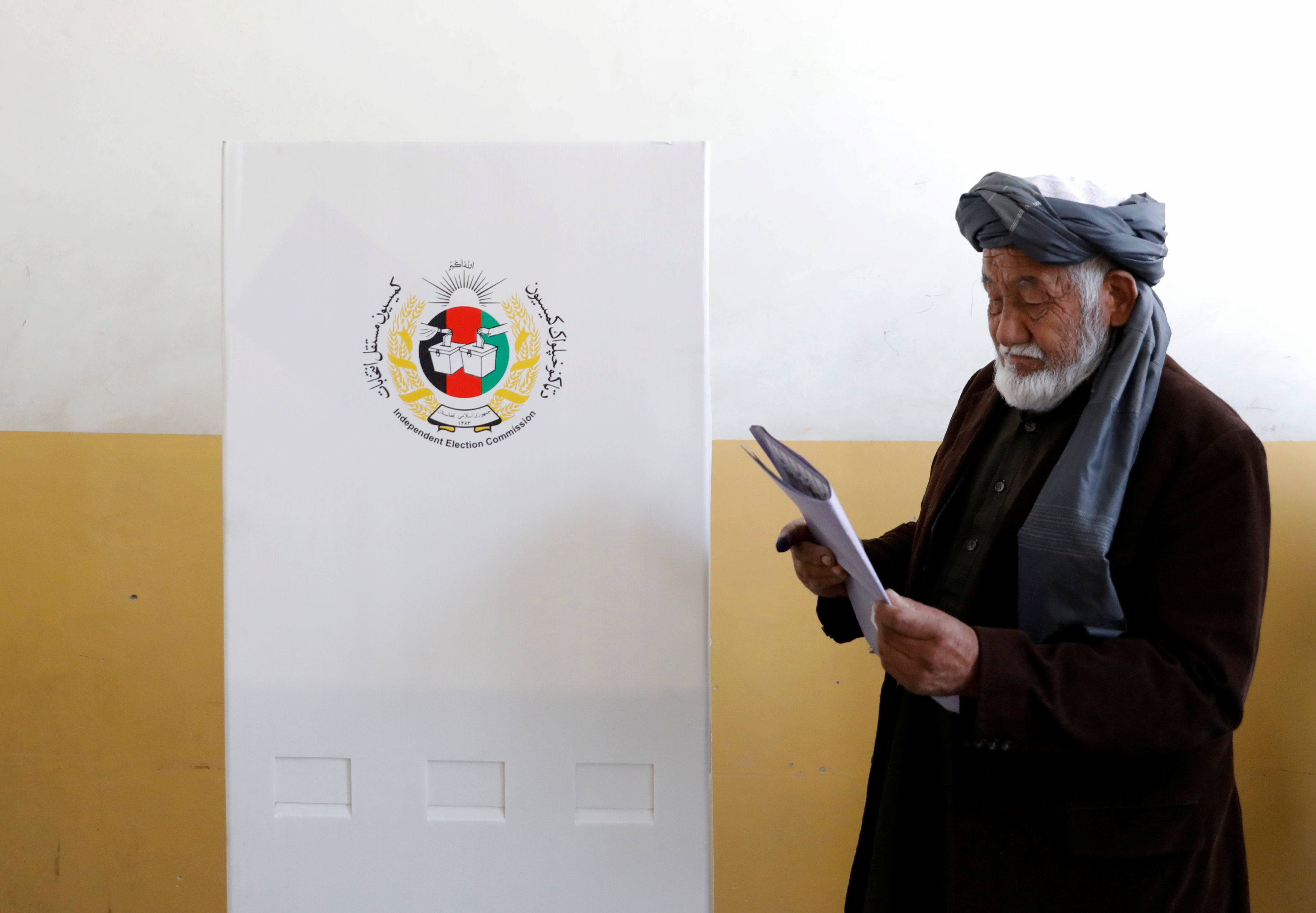 مواطن أفغانى يدلى بصوته