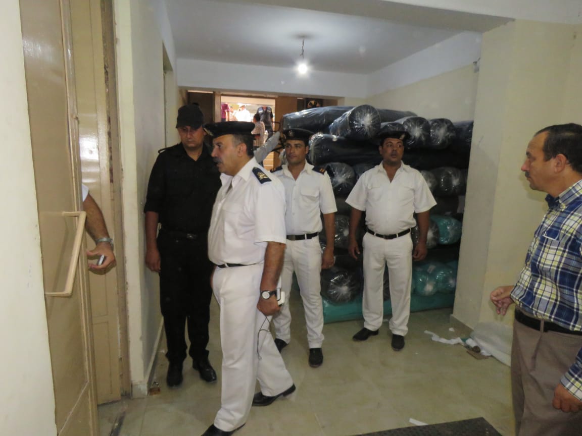 رجال الشرطة أثناء مداهمة الجراجات