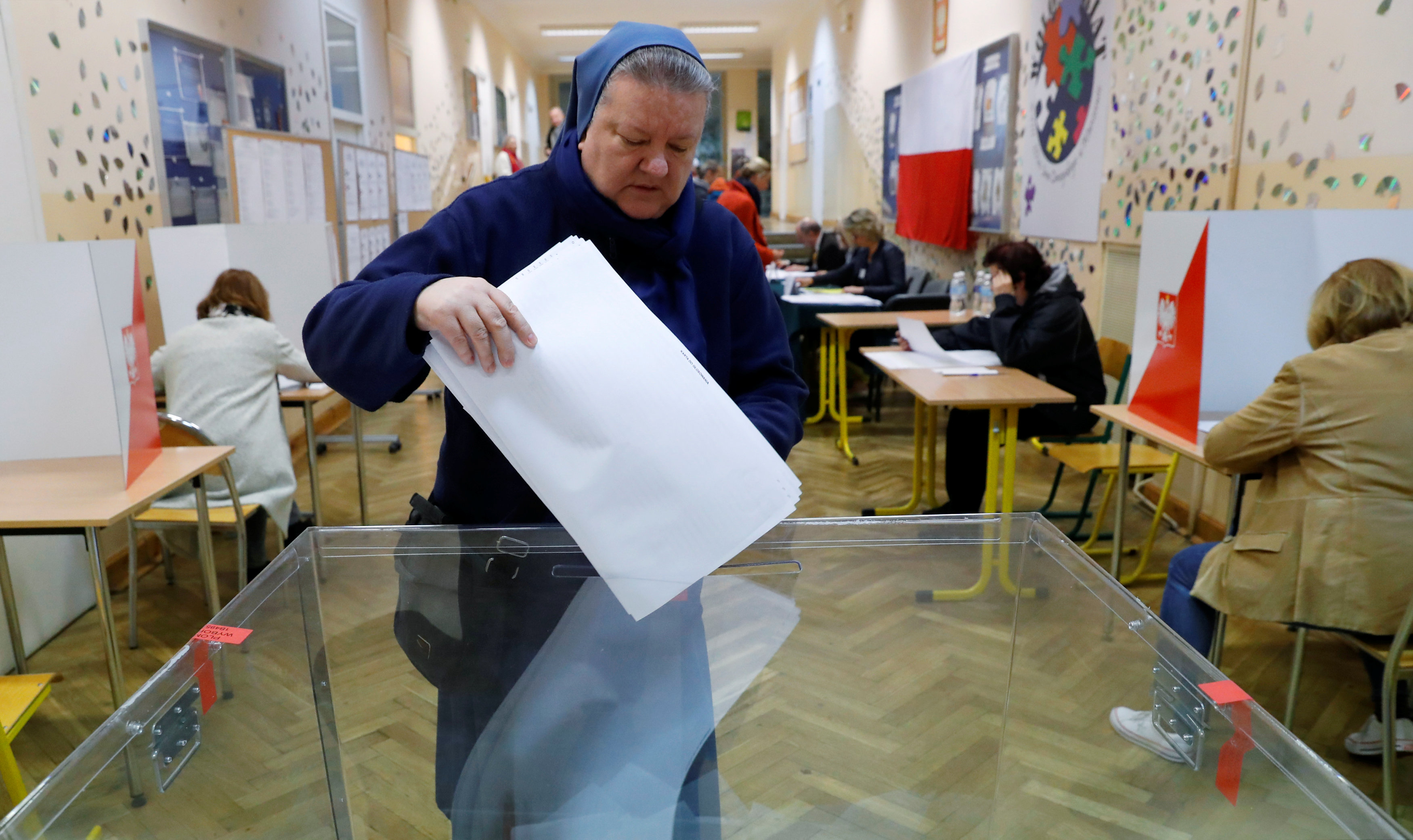 مواطنة تدلى بصوتها فى الانتخابات البولندية