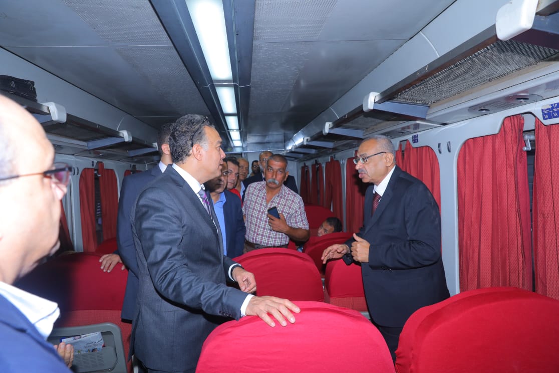 وزير النقل يستقل قطار  رقم ٩١٥ من بنها للإسكندرية ويطمئن على مستوى الخدمة 