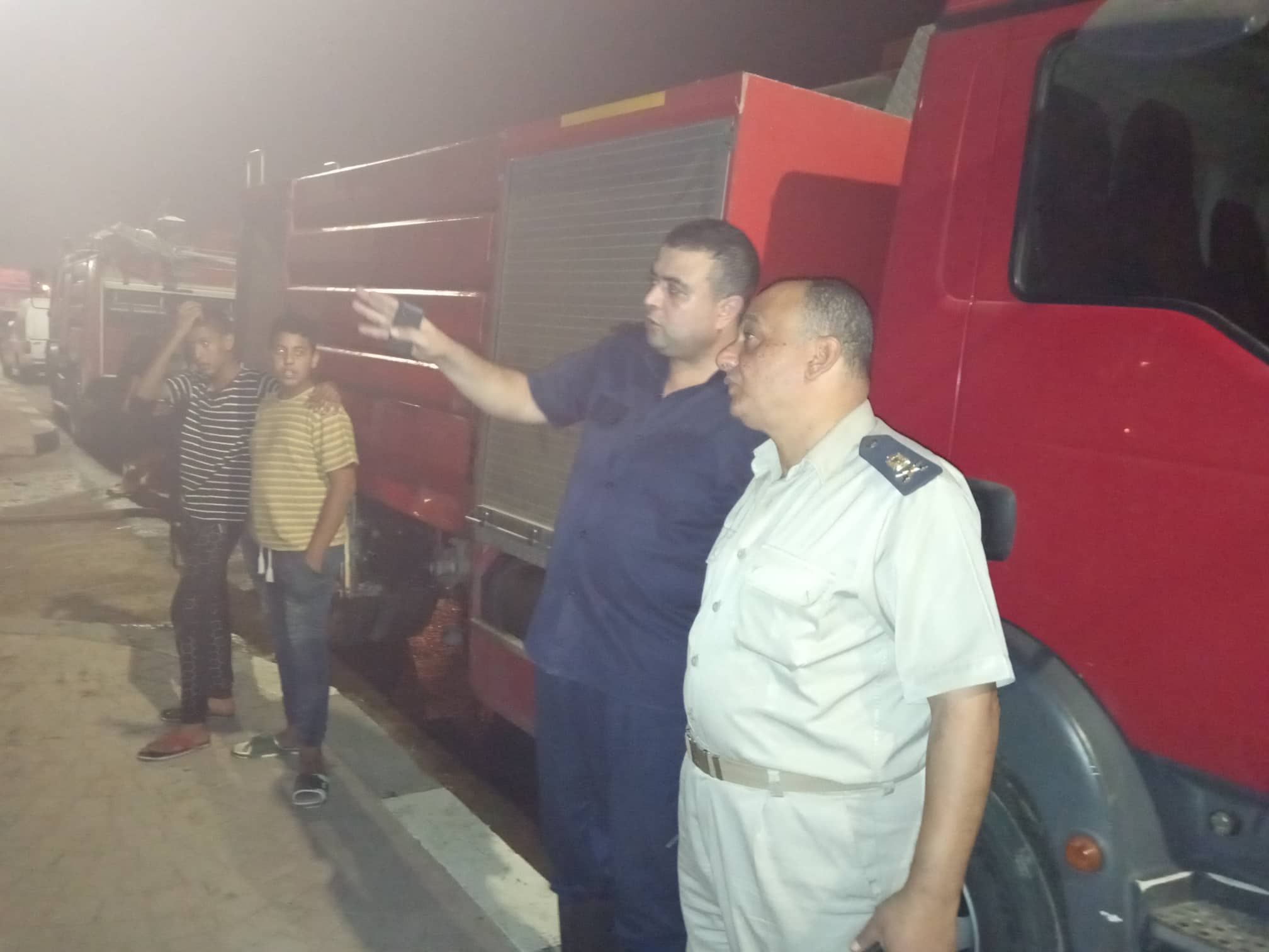 12 سيارة إطفاء للسيطرة على حريق بمصنع أدوات كهربائية بالعاشر من رمضان (1)