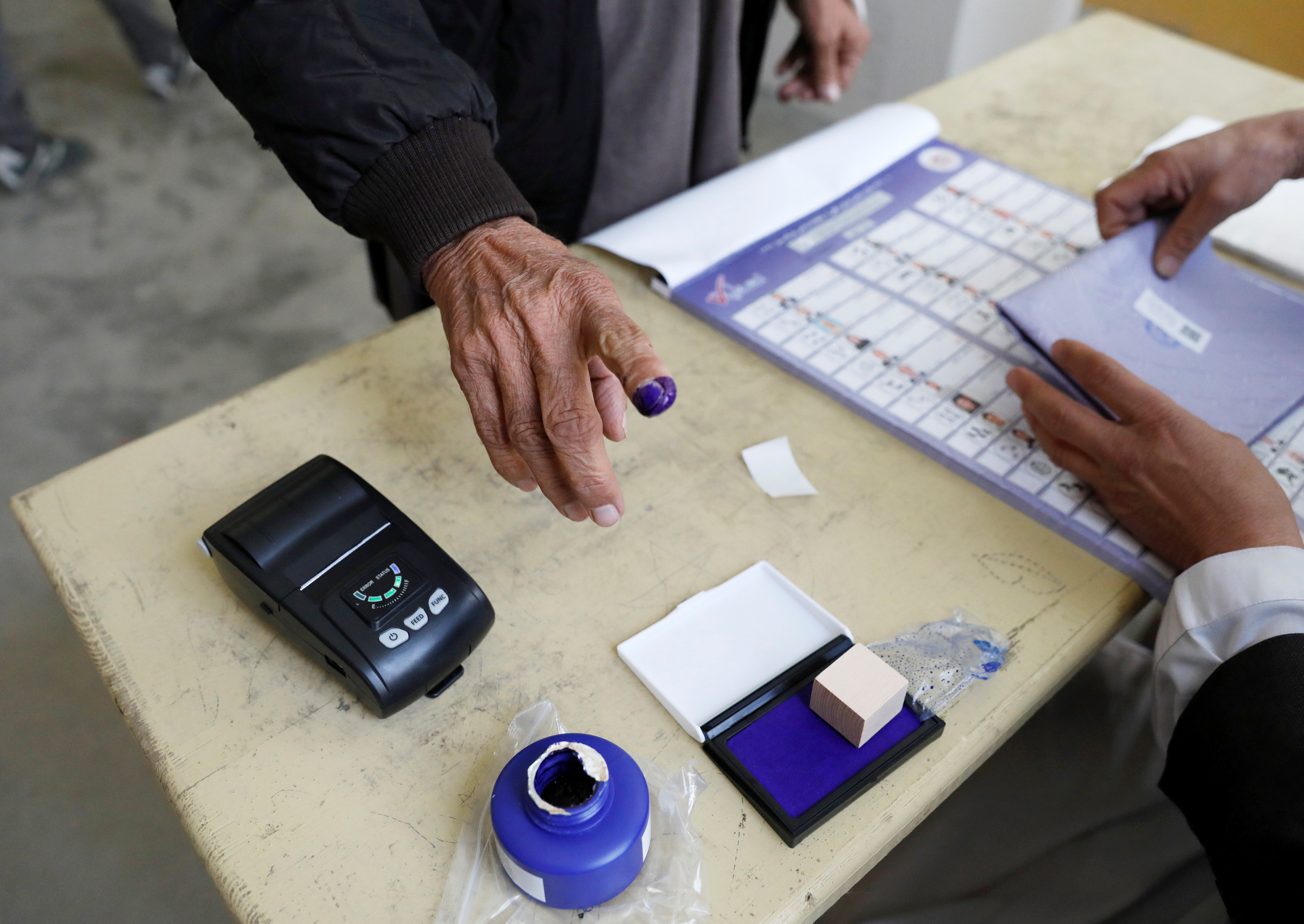 جانب من التصويت فى الانتخابات البرلمانية الأفغانية (2)