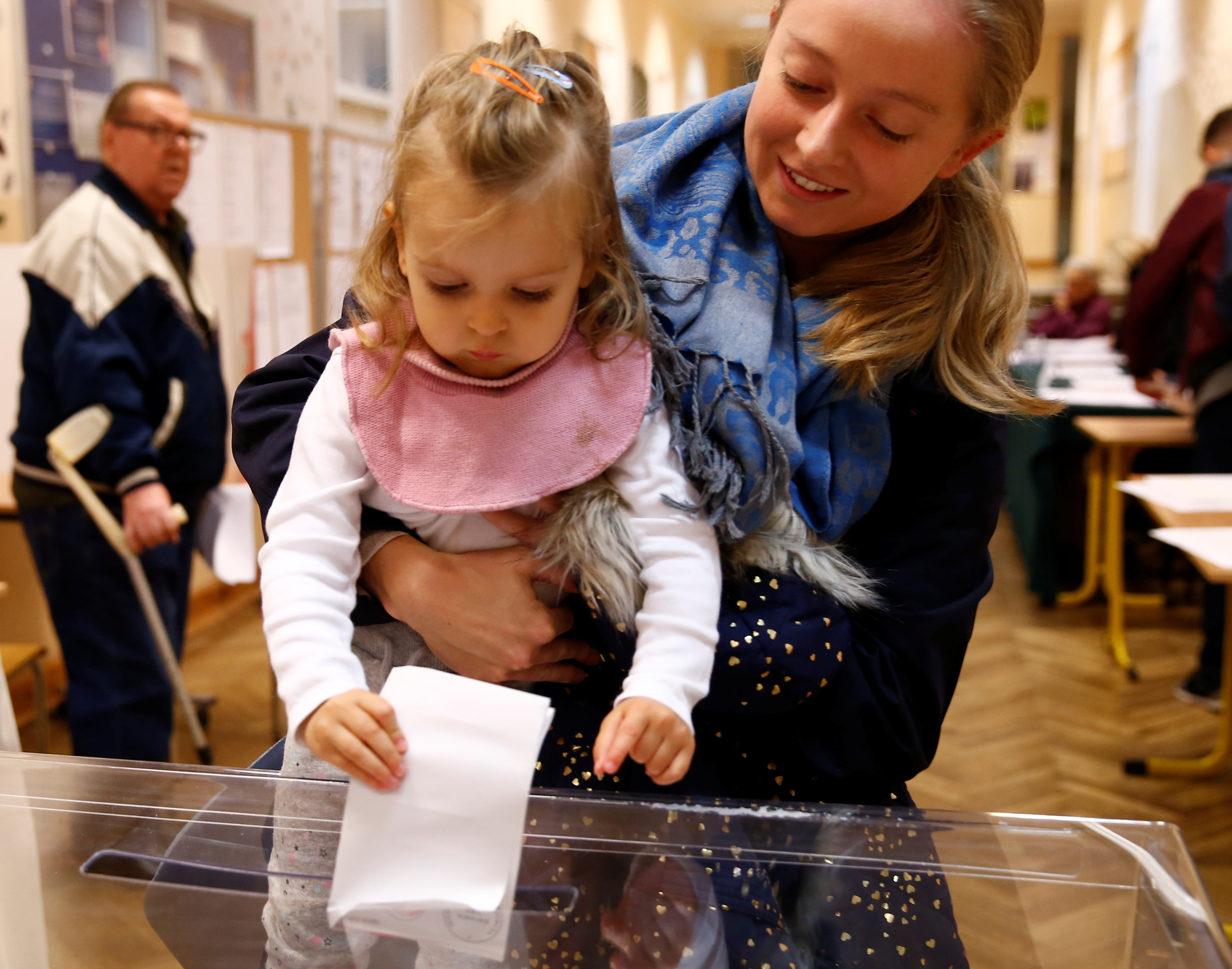 طفلة تضع صوت والدتها فى صندوق الاقتراع