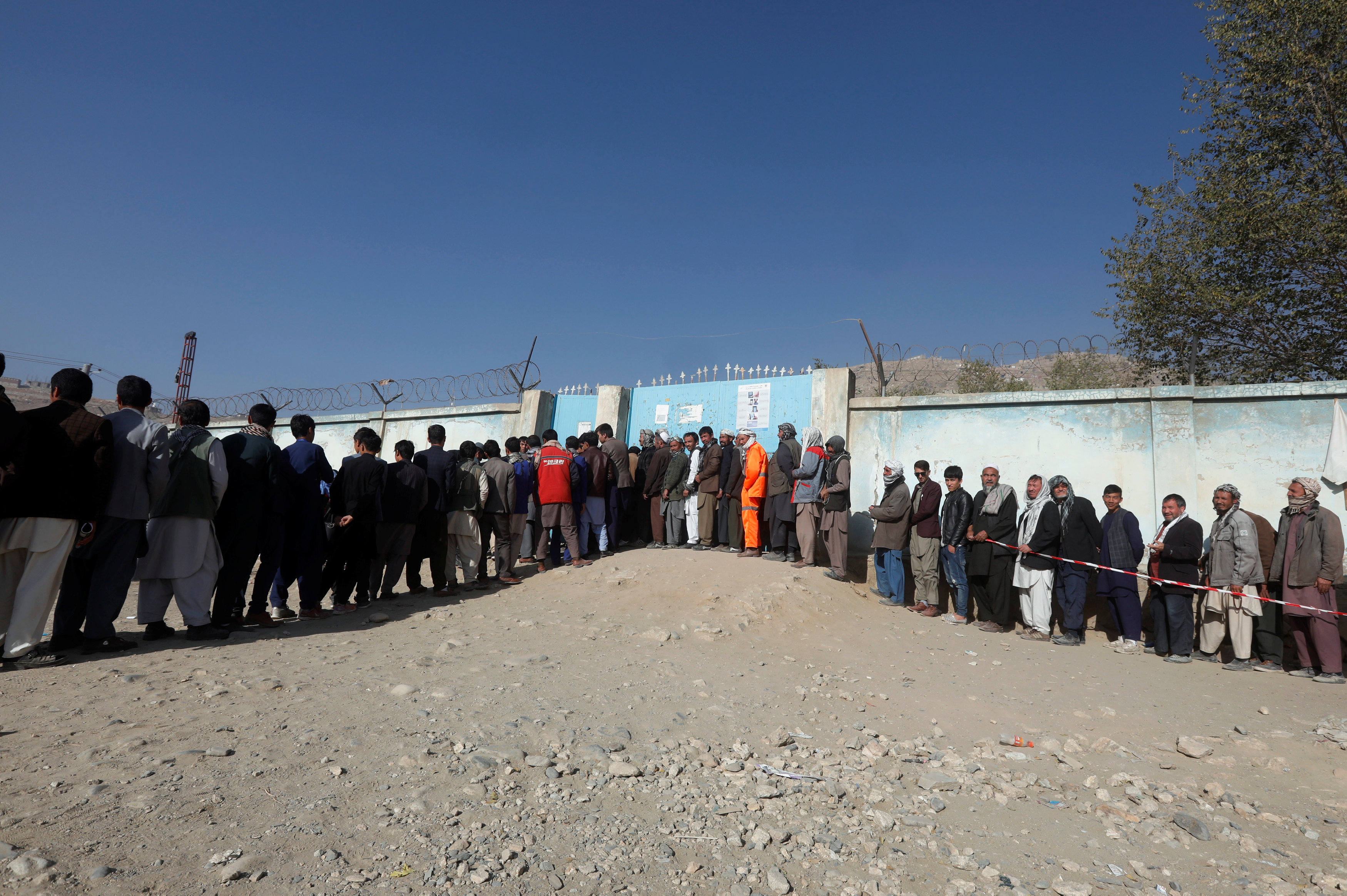 مواطنين أفغان يصطفون أمام أحد اللجان