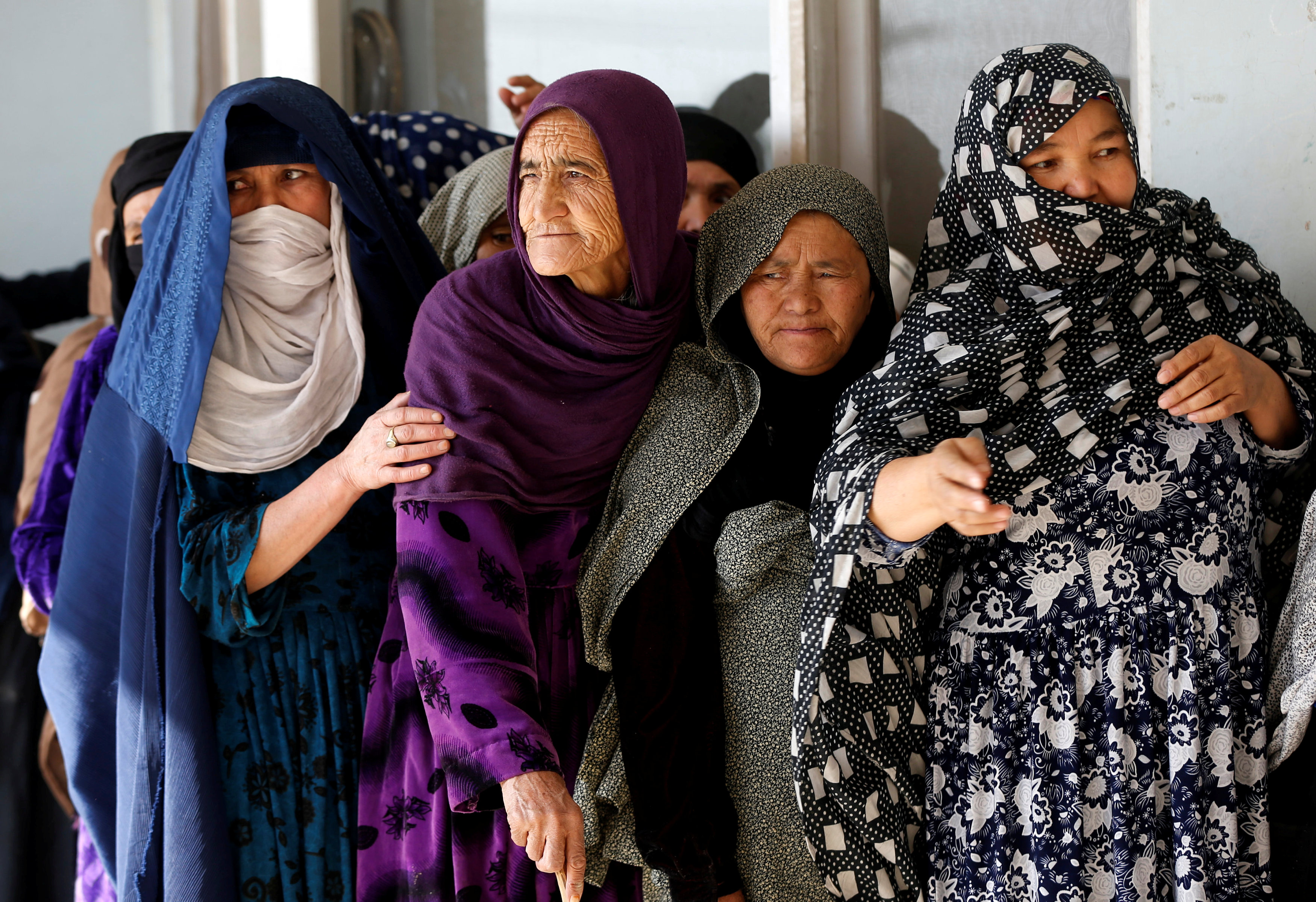 سيدات أفغانيات يقفن خارج اللجنة انتظارا للإدلاء بأصواتهن