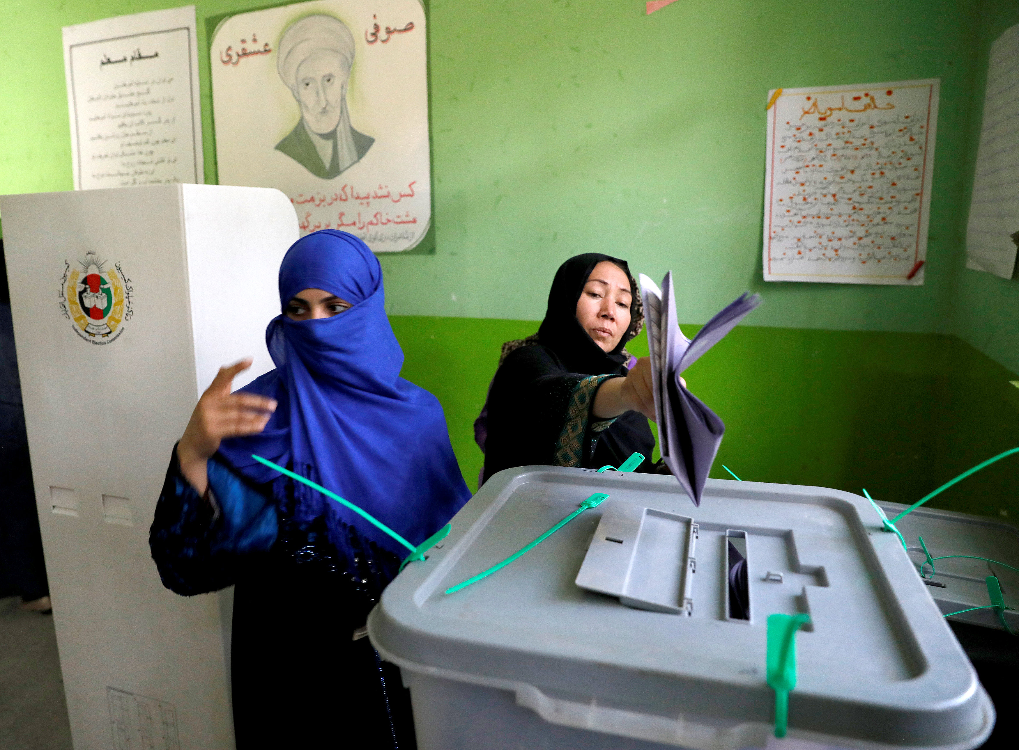 جانب من التصويت فى الانتخابات البرلمانية الأفغانية (4)