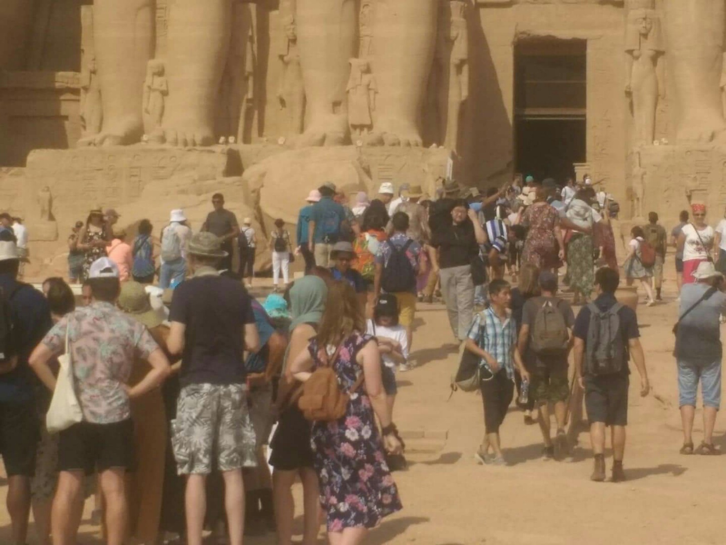عدد من السياح بمعبد أبو سمبل