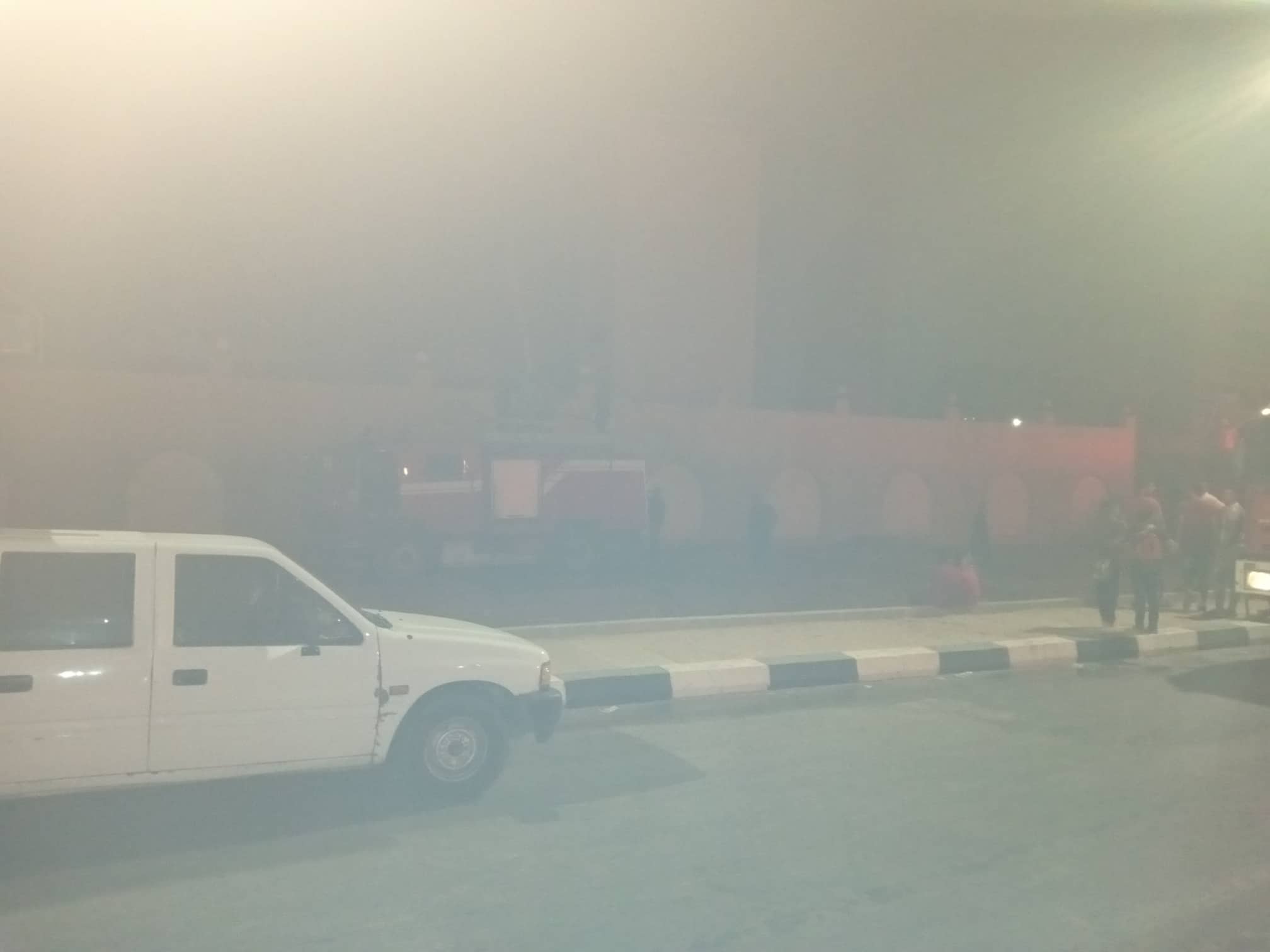 12 سيارة إطفاء للسيطرة على حريق بمصنع أدوات كهربائية بالعاشر من رمضان (8)