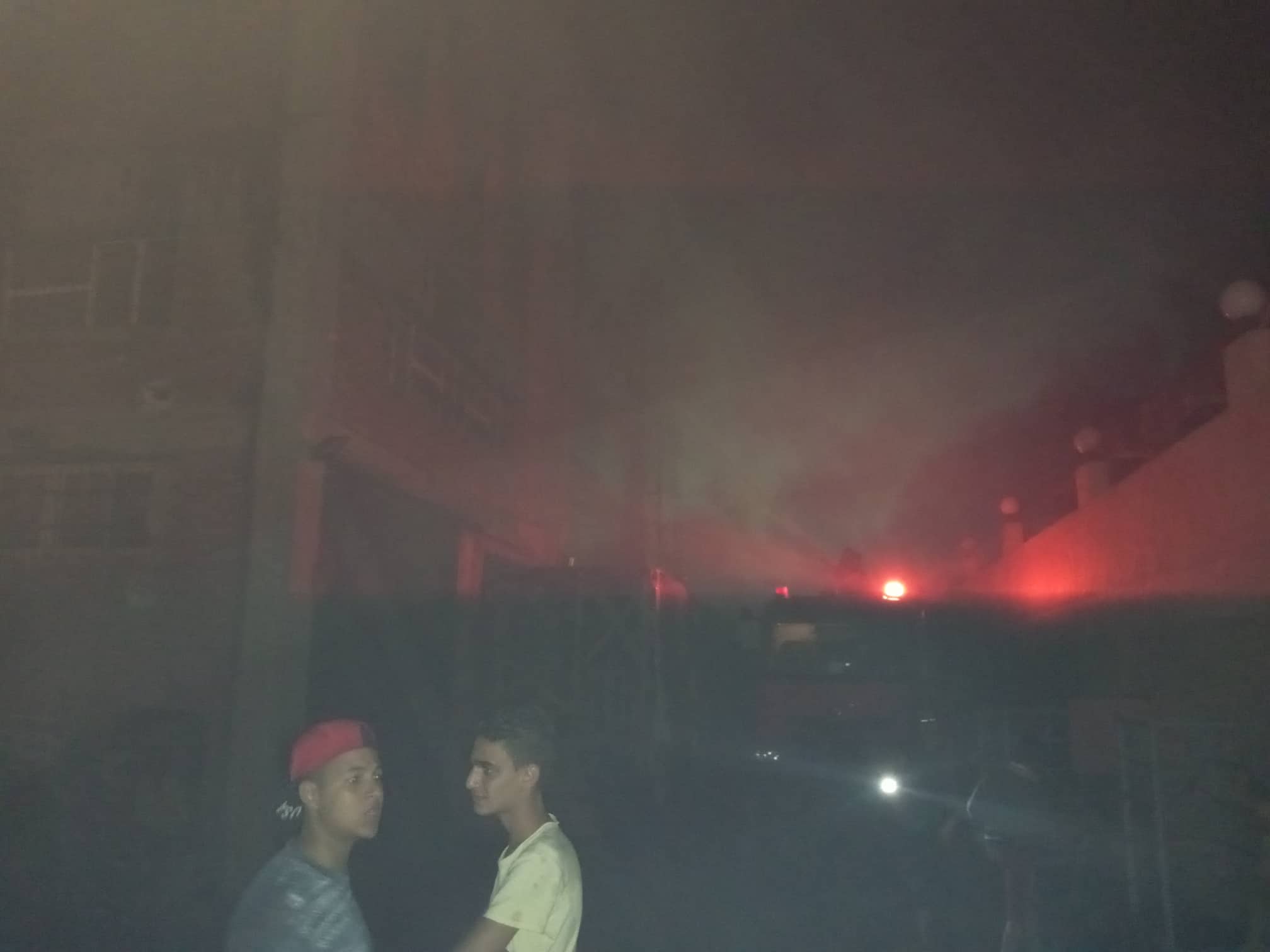 12 سيارة إطفاء للسيطرة على حريق بمصنع أدوات كهربائية بالعاشر من رمضان (4)