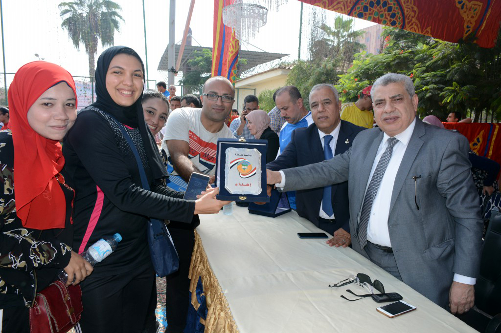 توزيع الجوائز على الفائزين بماراثون جامعة طنطا (5)