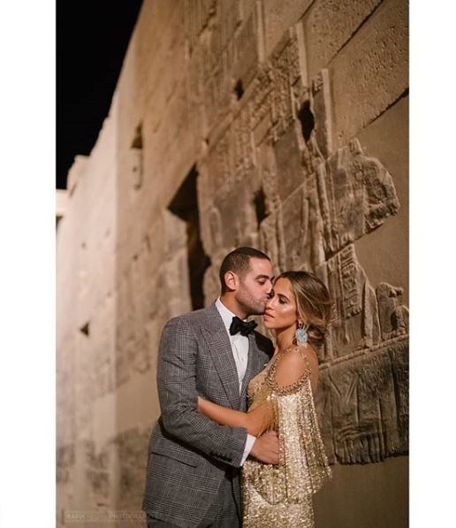 العريس محمود الحاذق يقبل عروسته جنان شتا