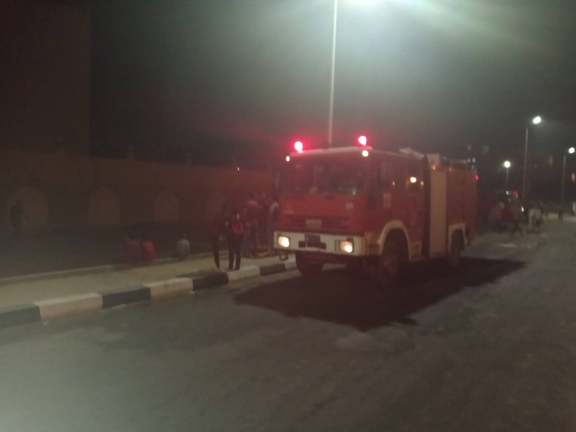 12 سيارة إطفاء للسيطرة على حريق بمصنع أدوات كهربائية بالعاشر من رمضان (9)