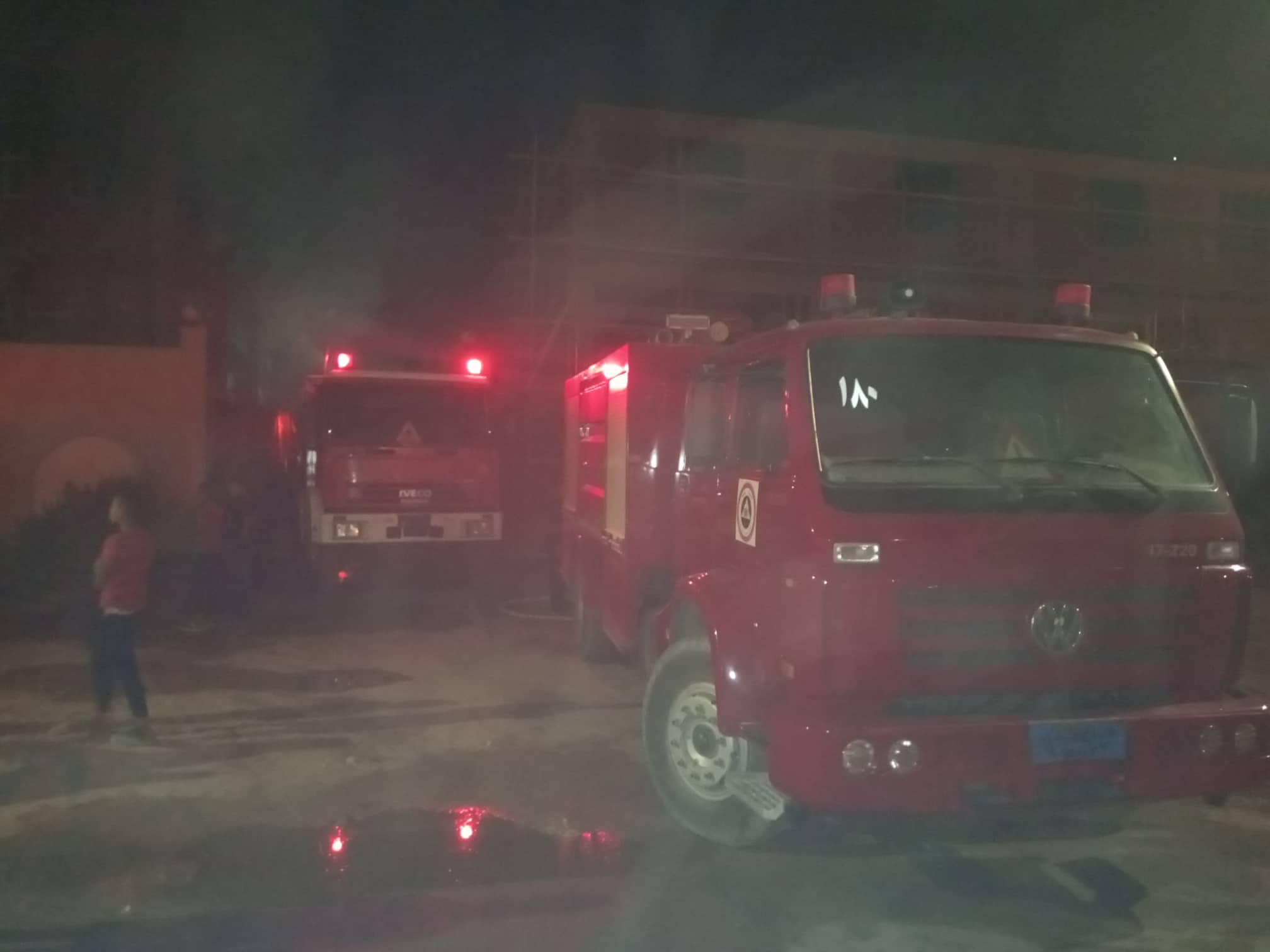 12 سيارة إطفاء للسيطرة على حريق بمصنع أدوات كهربائية بالعاشر من رمضان (6)