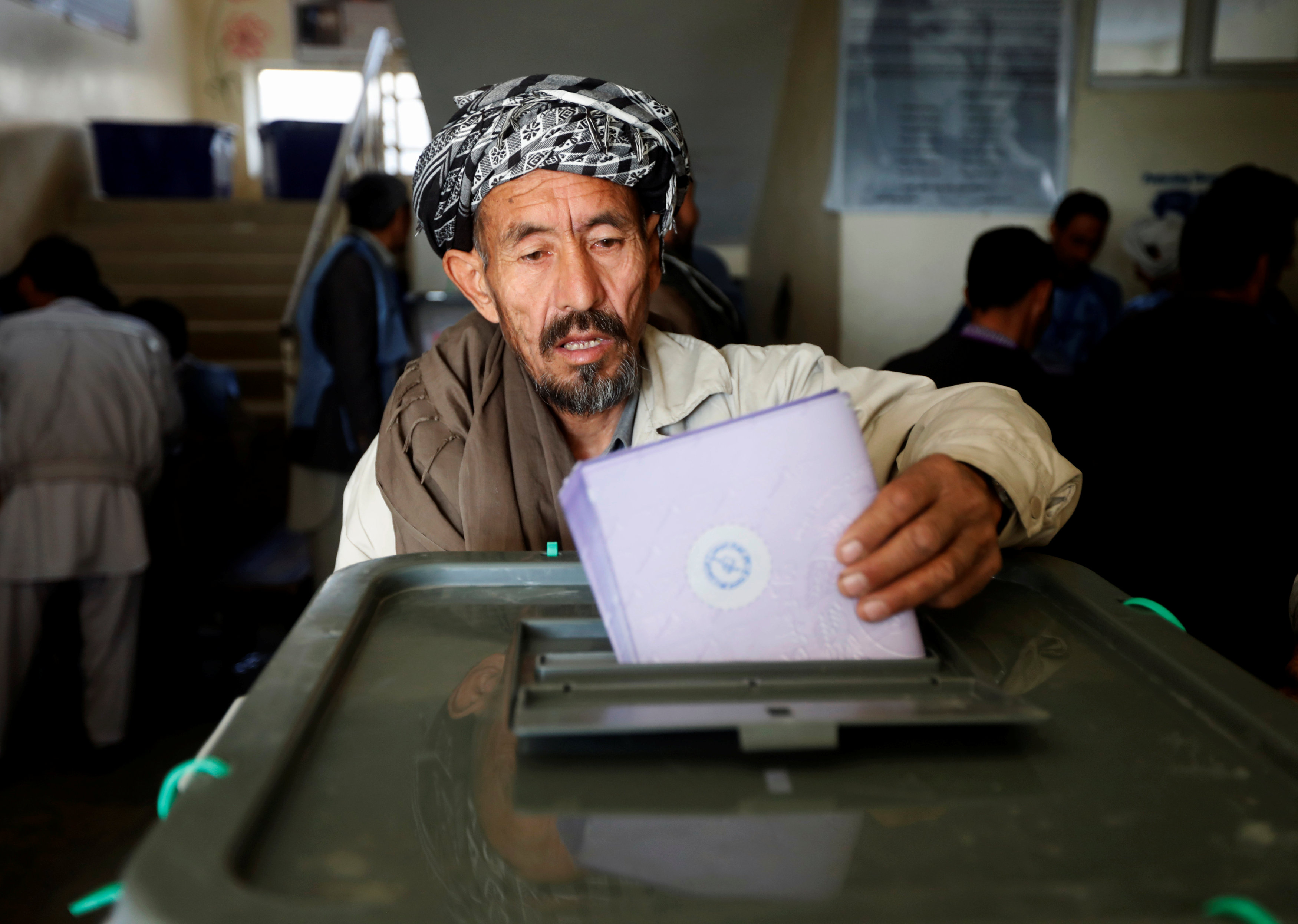 رجل يدلى بصوته فى الانتخابات الأفغانية