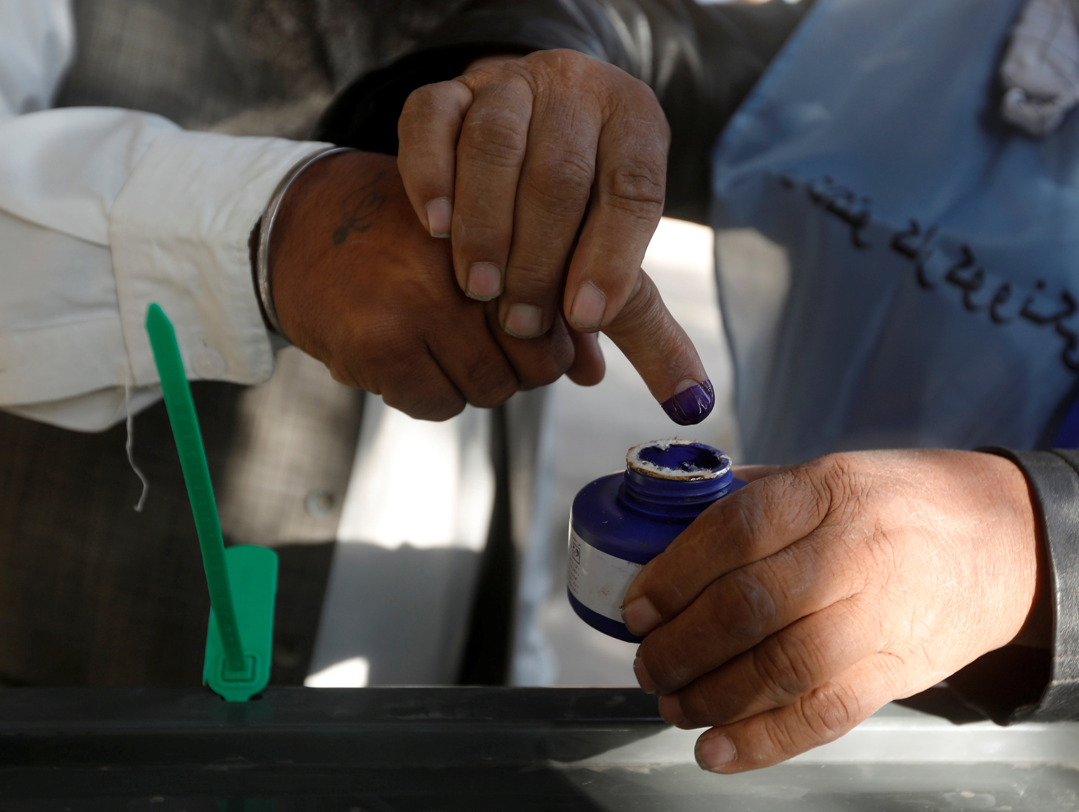 جانب من التصويت فى الانتخابات البرلمانية الأفغانية (1)