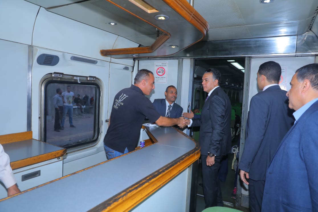 وزير النقل يستقل قطار  رقم ٩١٥ من بنها للإسكندرية ويطمئن على مستوى الخدمة 