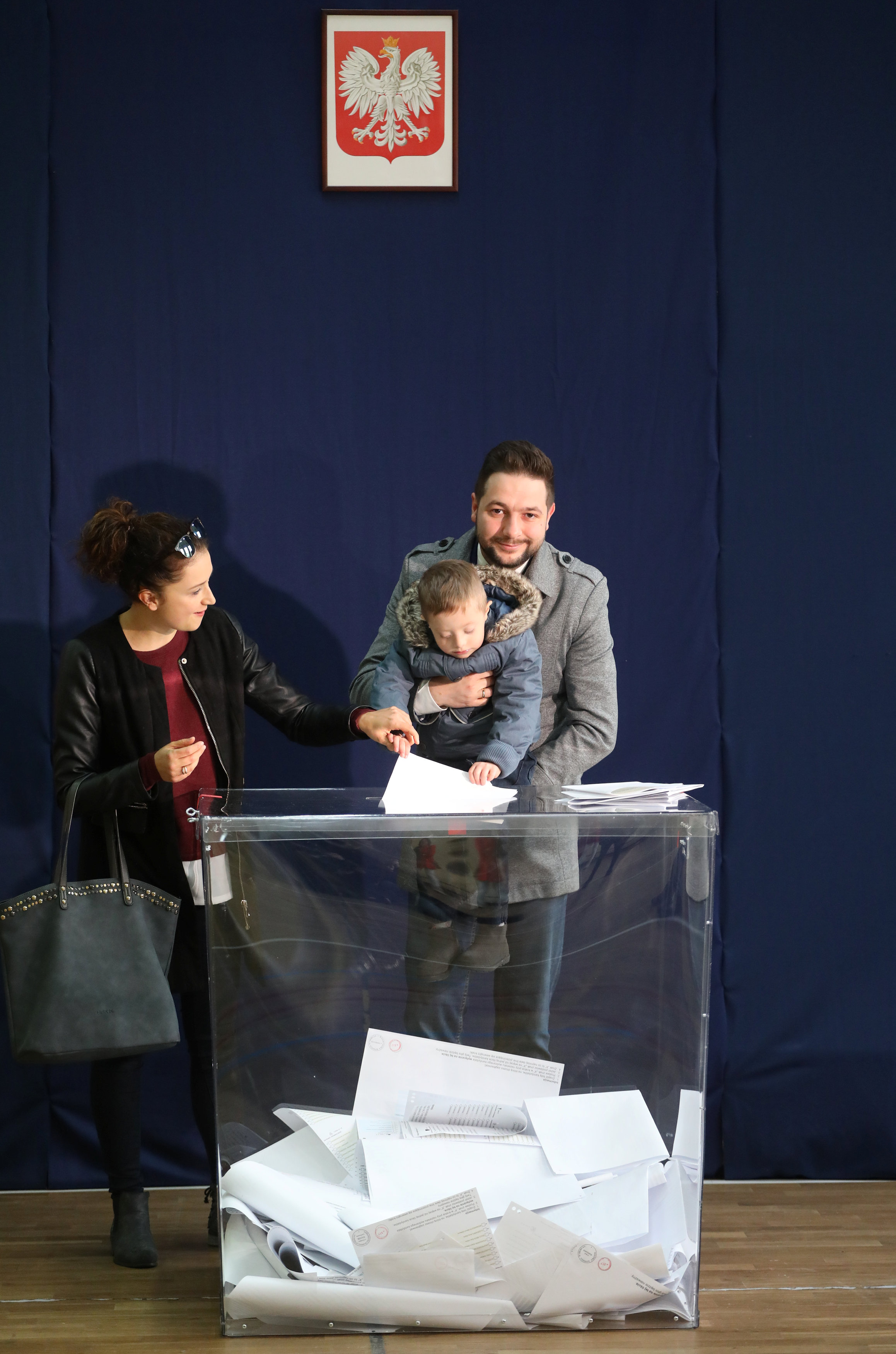 طفل يضع صوت والده فى صندوق الاقتراع